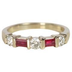 Alliance en or blanc avec rubis taille baguette et diamant rond