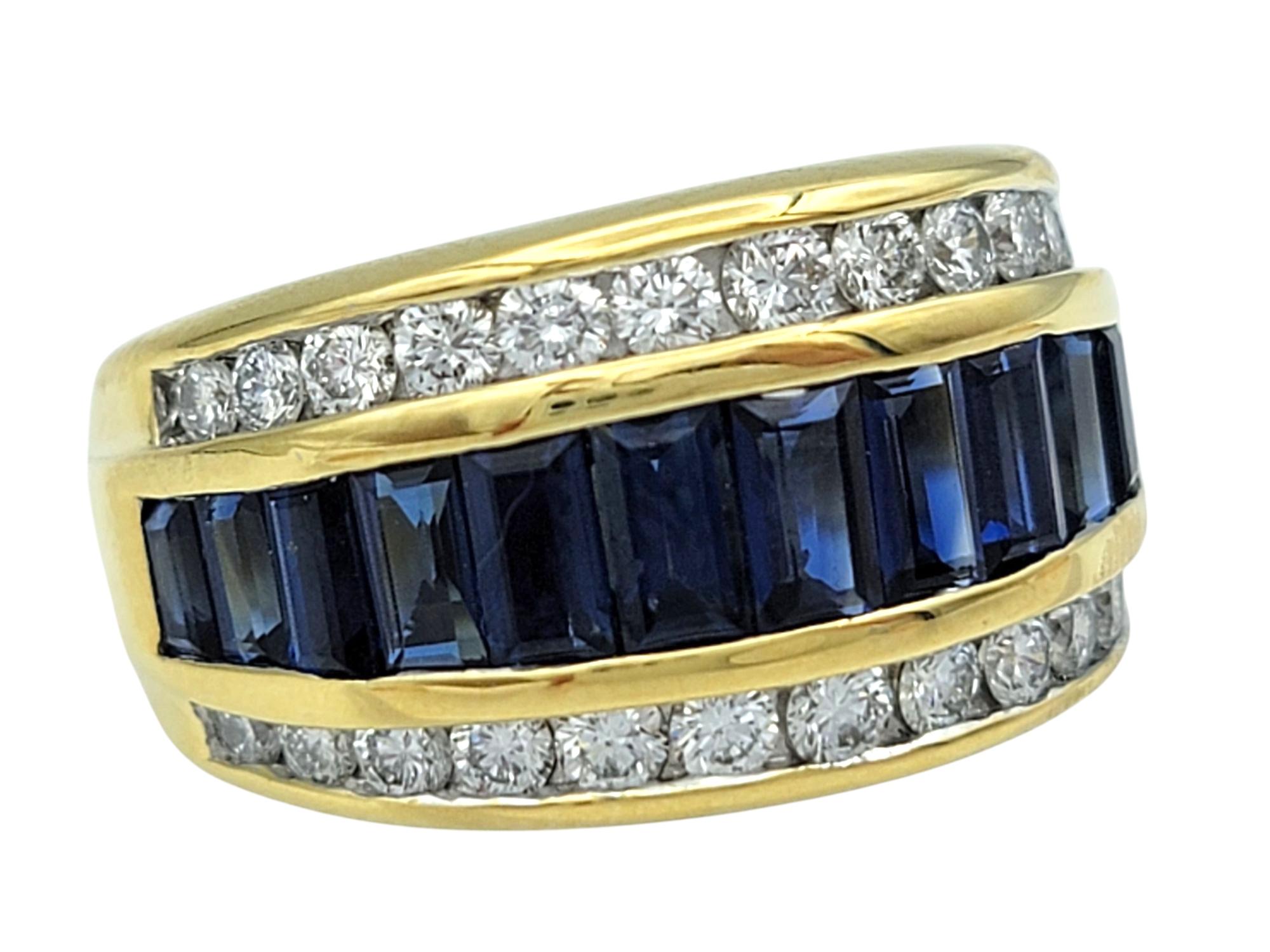 Contemporaneo Anello a fascia con zaffiro taglio baguette e diamante rotondo a più file in oro 18 carati in vendita
