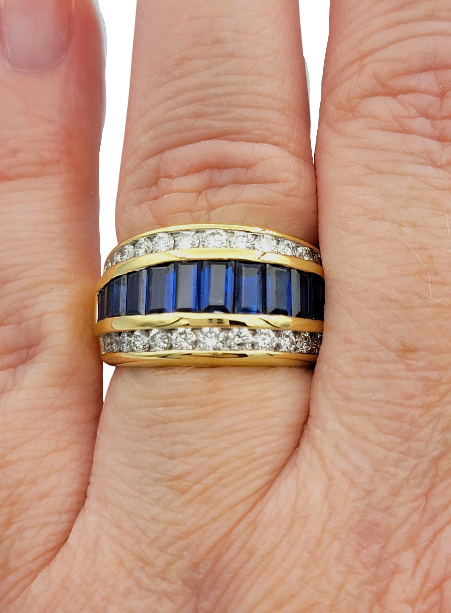 Anello a fascia con zaffiro taglio baguette e diamante rotondo a più file in oro 18 carati in vendita 1