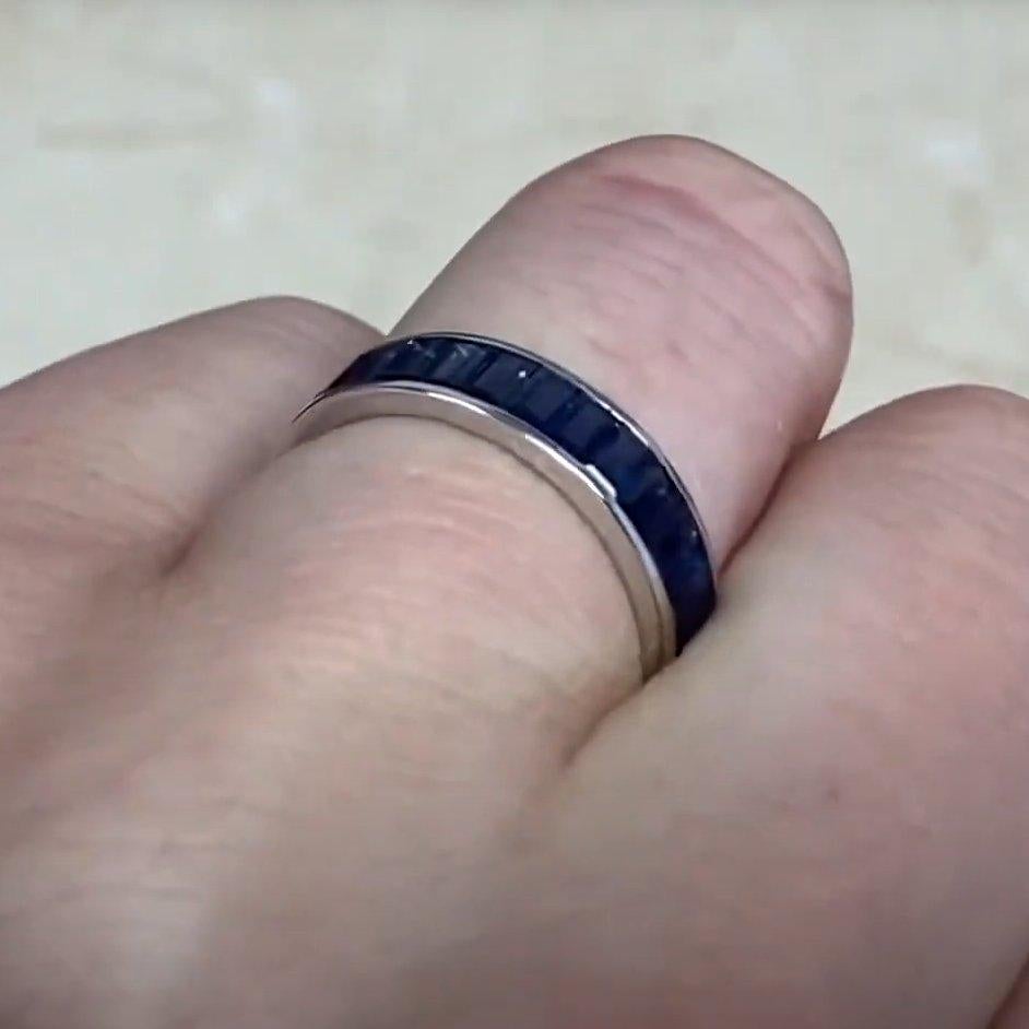 Anillo de eternidad con zafiro talla baguette (aprox. 4,80 quilates), platino en Excelente estado para la venta en New York, NY