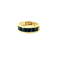 Stapelbarer Ring aus 18 Karat massivem Gelbgold mit blauem Saphir im Baguetteschliff und blauem Saphir