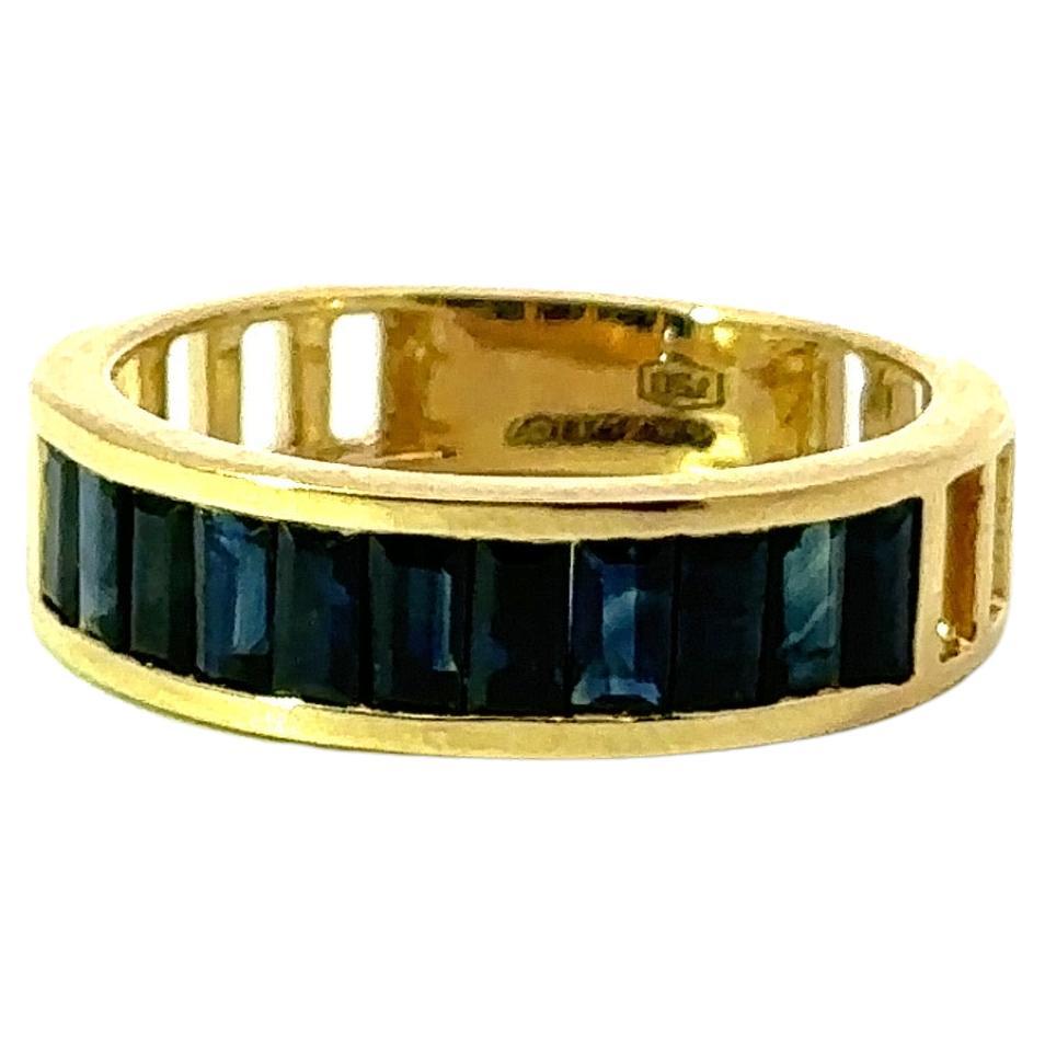 Stapelbarer Ring aus 18 Karat massivem Gelbgold mit blauem Saphir im Baguetteschliff und blauem Saphir
