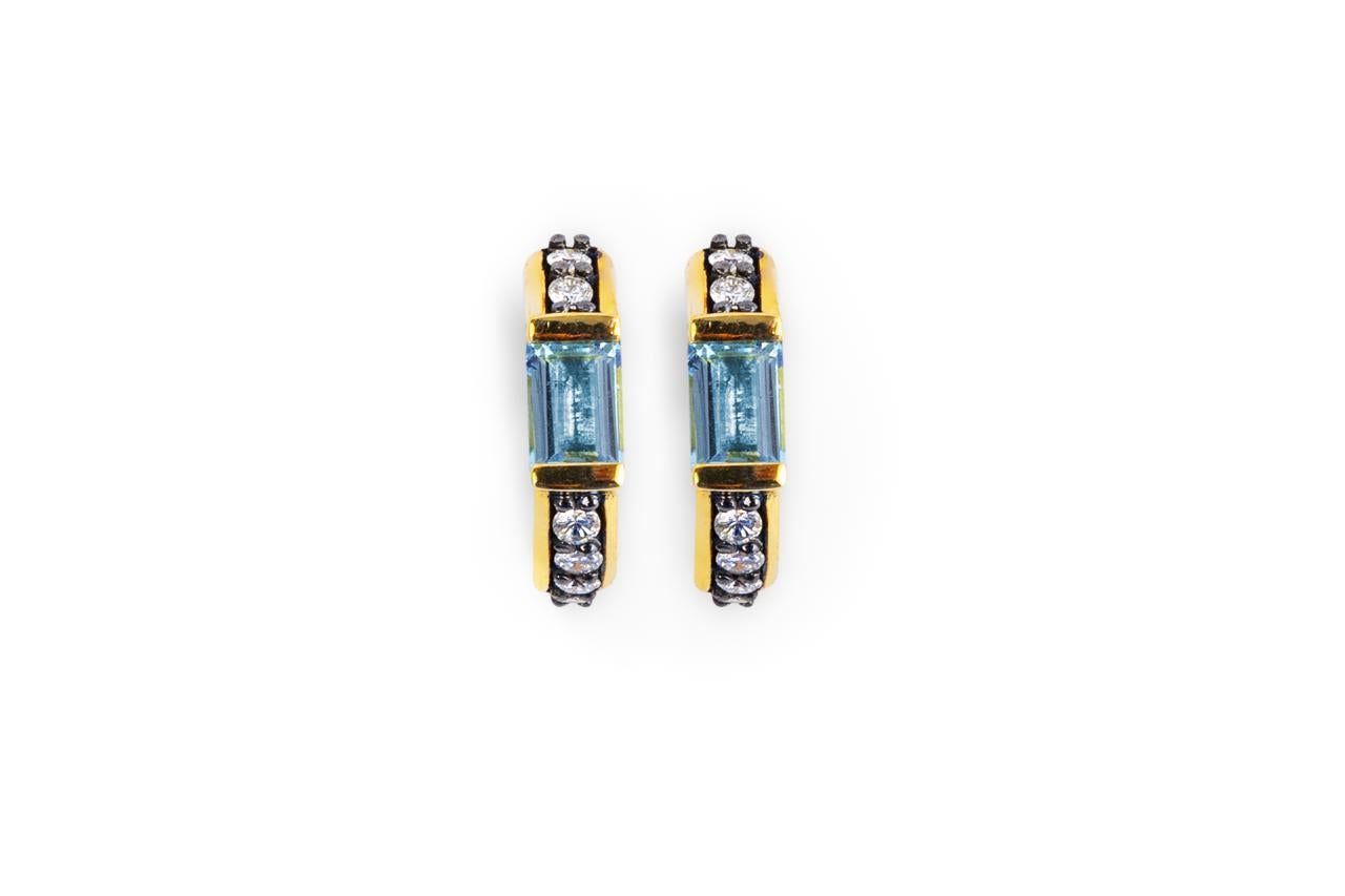 Boucles d'oreilles en or jaune 18 carats et rhodium noir avec topaze de ciel et diamant en pavé

Topaze du ciel 1,05 Ct 
Émeraude 0,33 ct