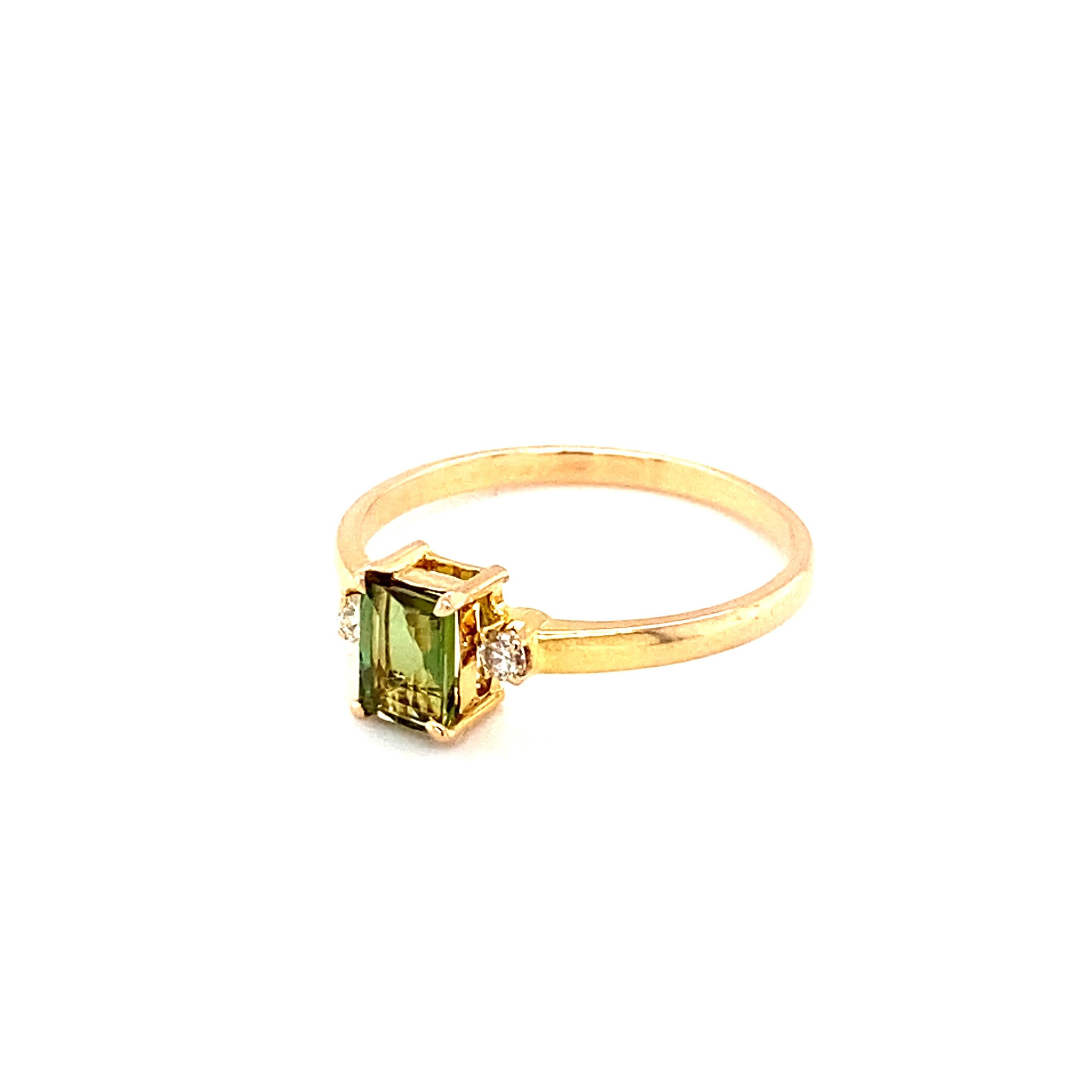Bague en or jaune avec tourmaline taille baguette et diamants en vente 7