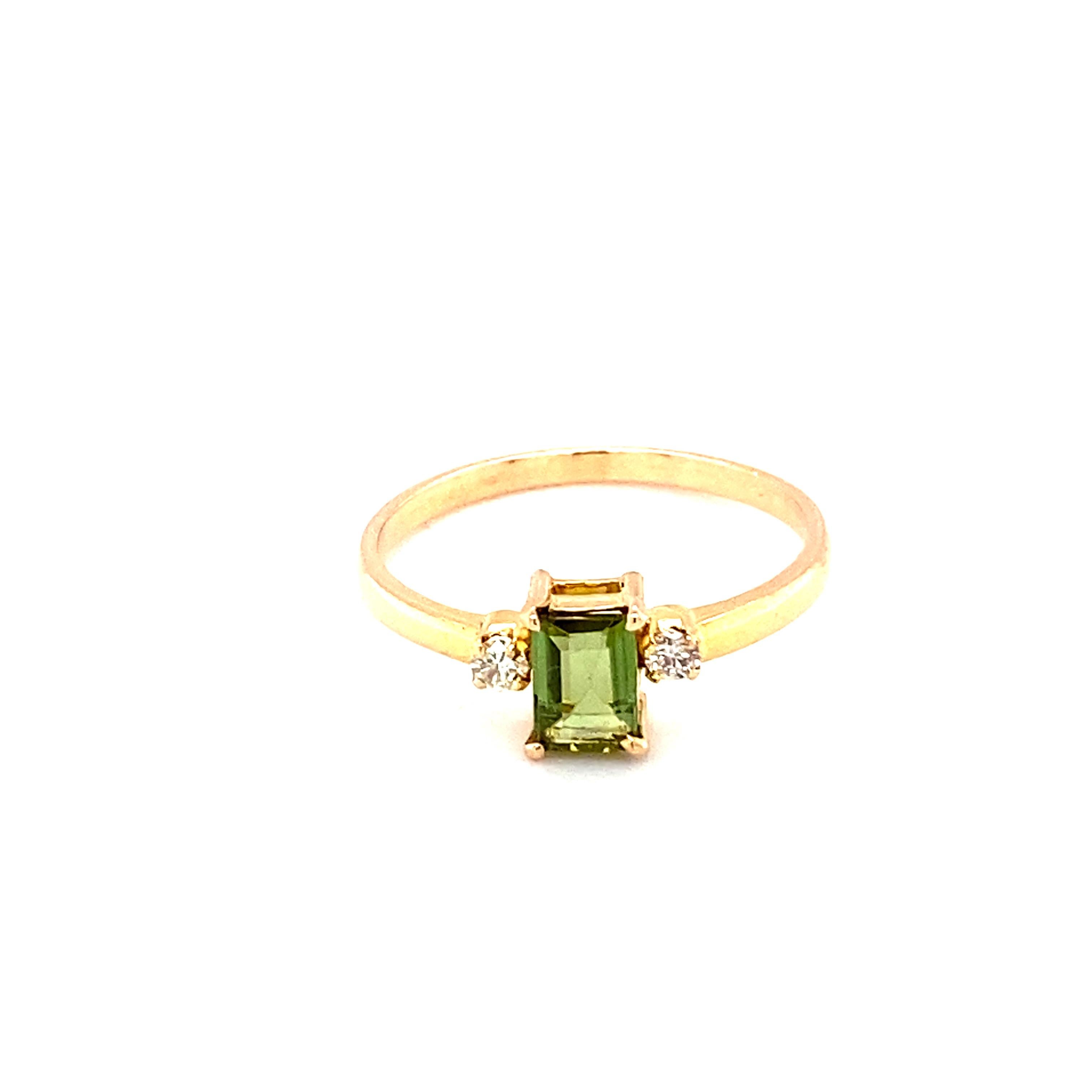 La tourmaline de taille baguette est montée en or jaune 14 carats. Magnifiquement travaillée à la main avec des diamants d'accentuation à l'est et à l'ouest, cette bague est très élégante. Les pierres précieuses soigneusement choisies sont taillées