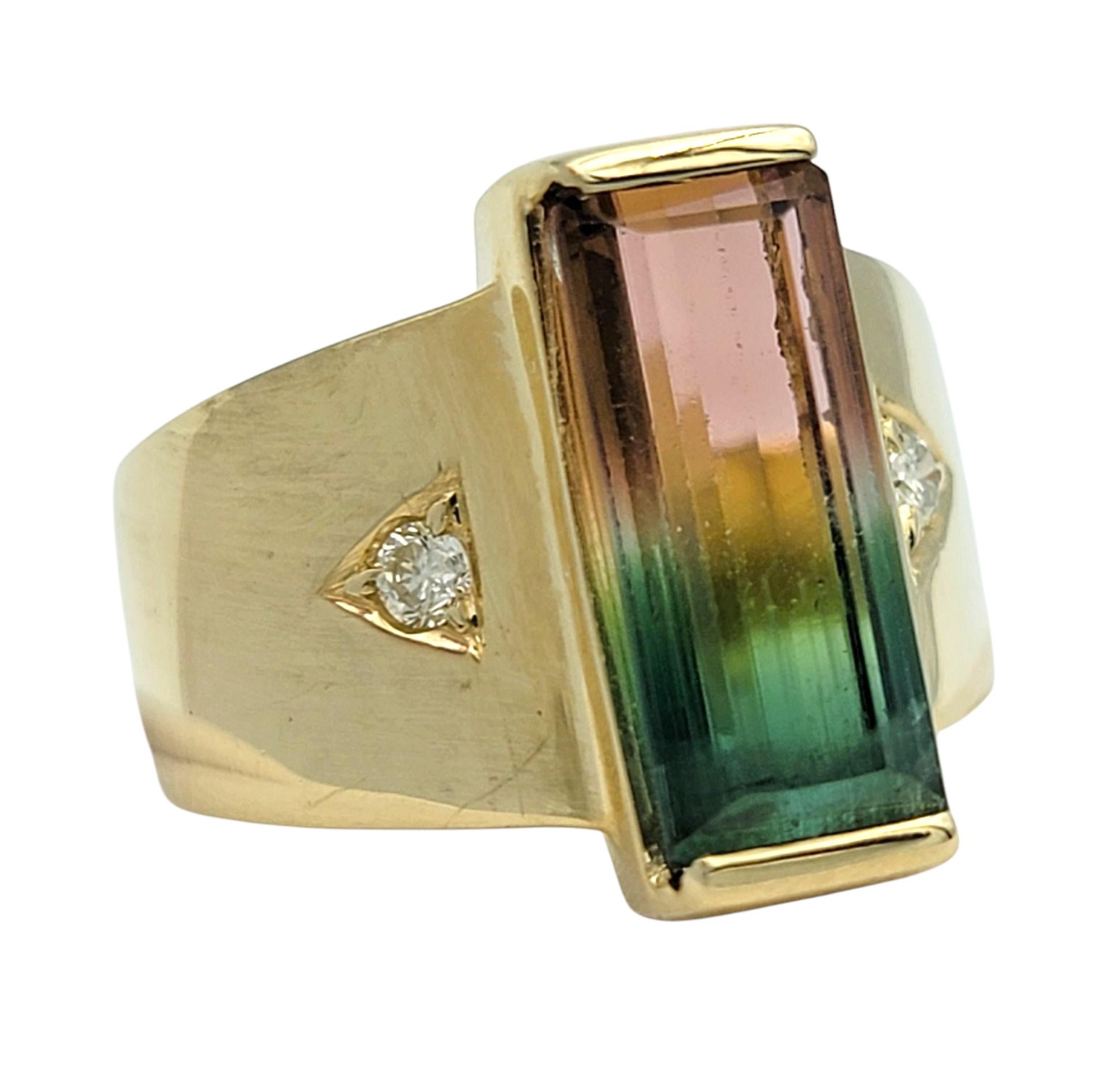 Taille de l'anneau : 6.5 

Équilibre saisissant entre géométrie et couleur, cette bague audacieuse est ornée d'une tourmaline melon d'eau allongée au centre. L'effet ombré naturel de la tourmaline passe par des nuances de rose, de vert et de violet,