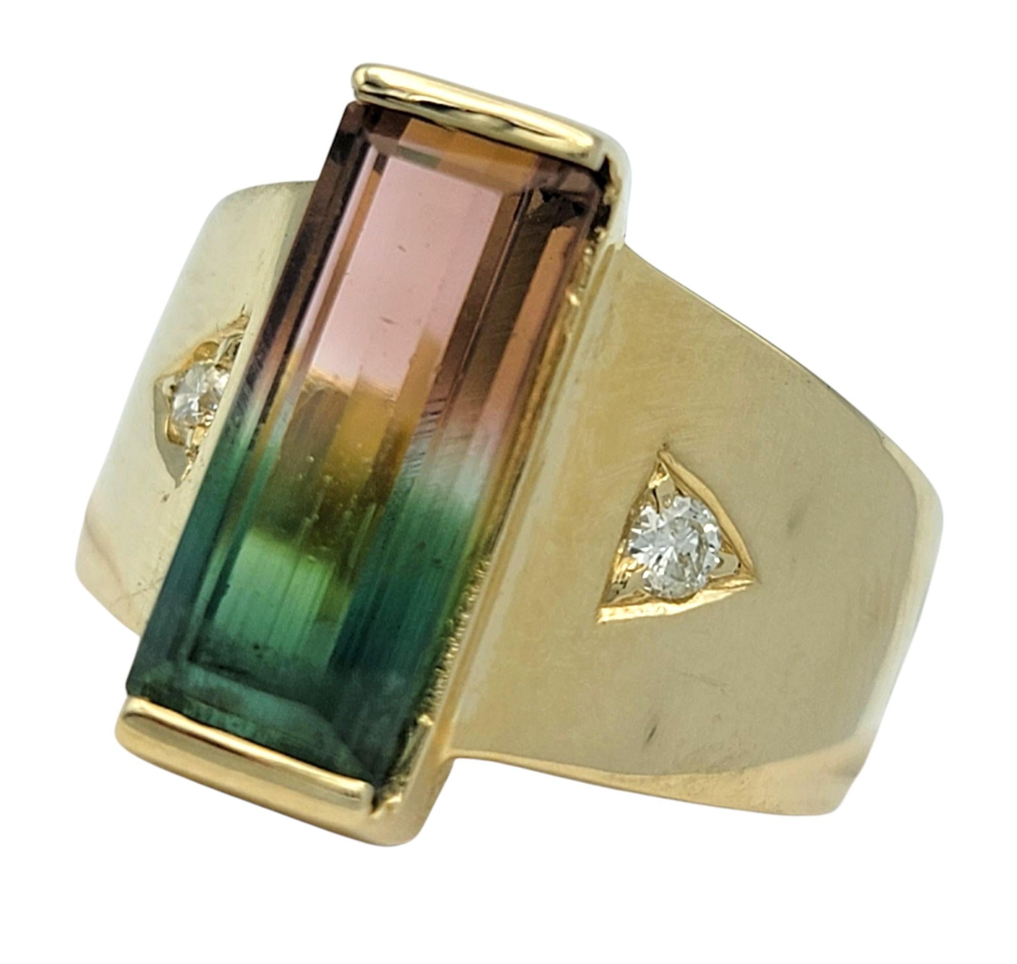 Contemporain Bague cocktail en or jaune 14 carats, tourmaline melon d'eau taille baguette et diamants en vente