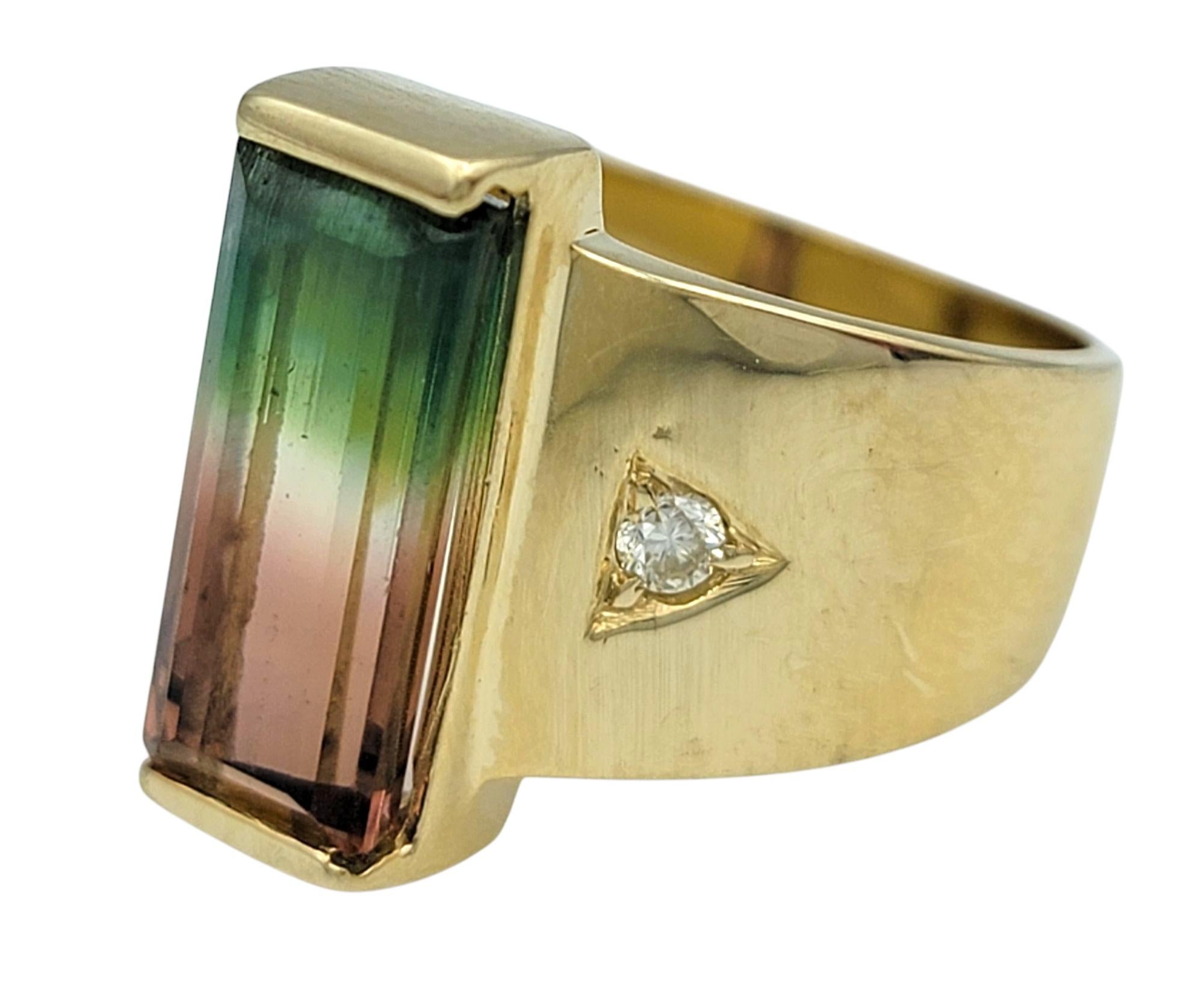 Taille baguette Bague cocktail en or jaune 14 carats, tourmaline melon d'eau taille baguette et diamants en vente