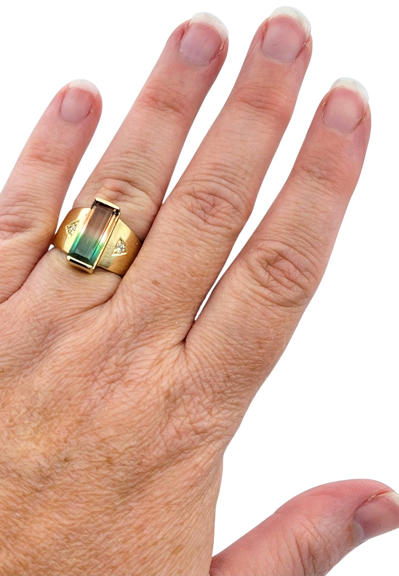 Bague cocktail en or jaune 14 carats, tourmaline melon d'eau taille baguette et diamants en vente 3