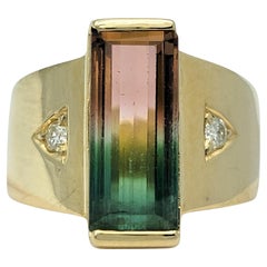 Anillo de cóctel de oro amarillo de 14 quilates con turmalina sandía y diamantes talla baguette