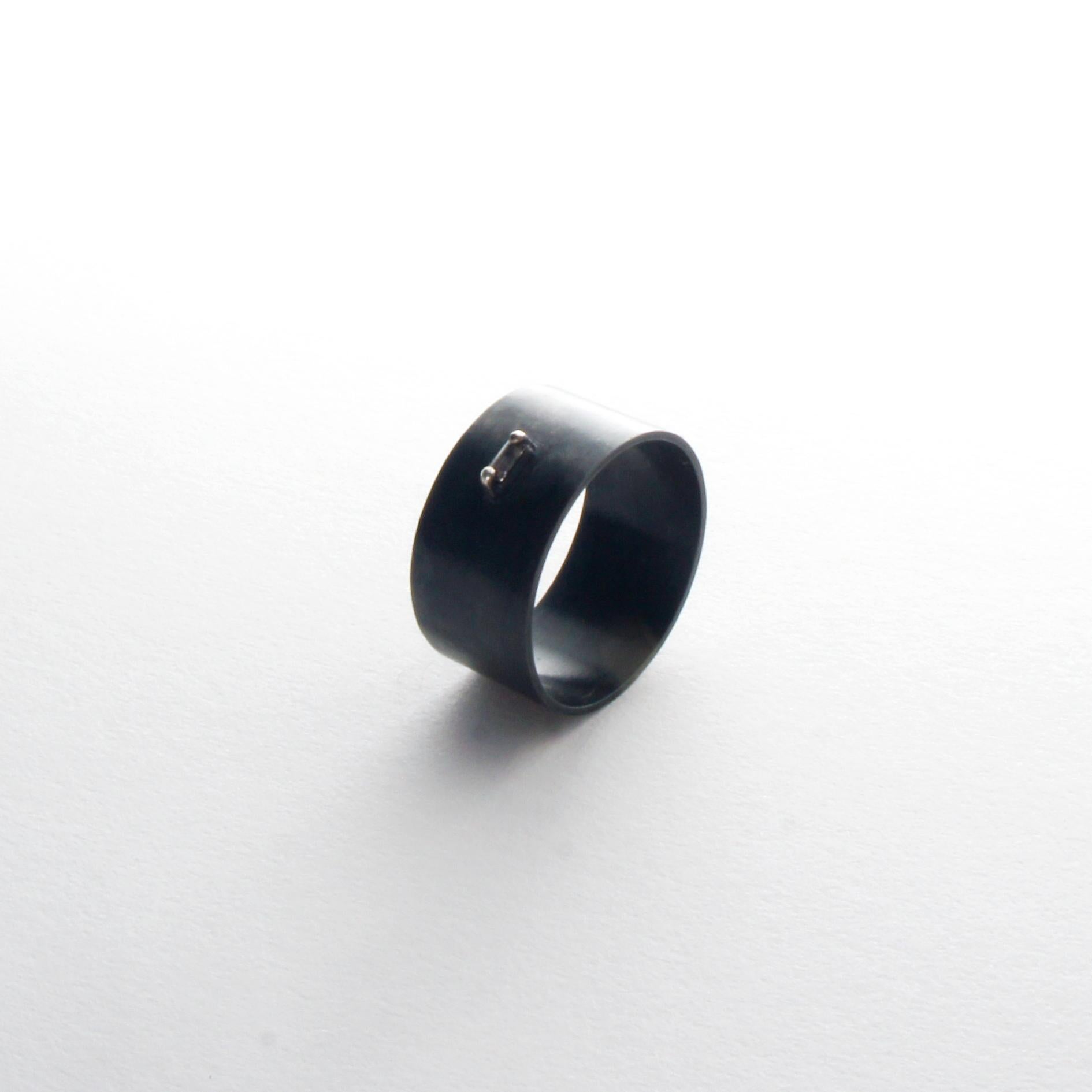 Ring aus Sterlingsilber mit weißem Saphir im Baguetteschliff und Oxide im Zustand „Neu“ im Angebot in CLYDEBANK, GB