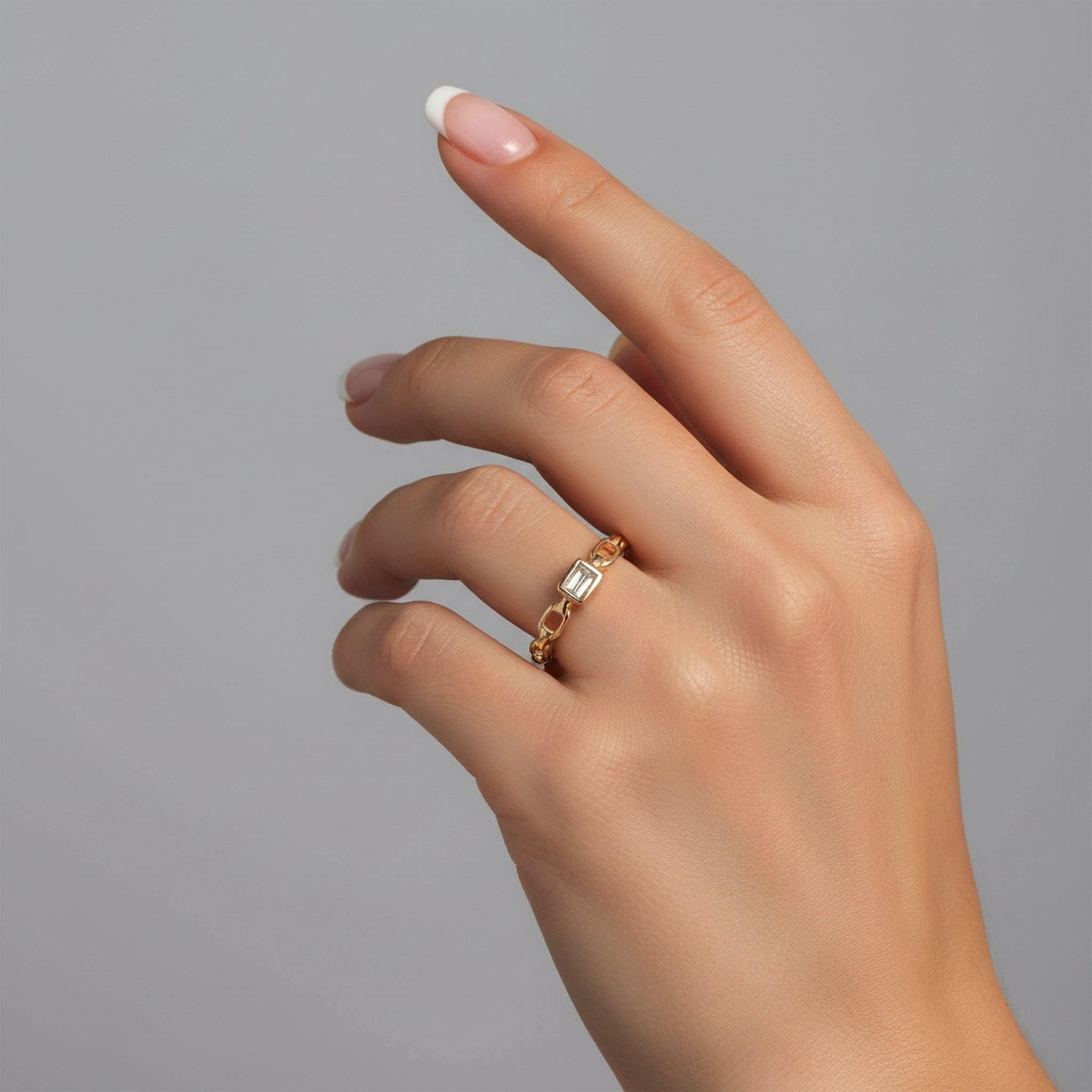 En venta: Anillo de eslabones de cadena de oro amarillo con diamante baguette de 14 quilates (o 18 quilates bajo pedido)  2