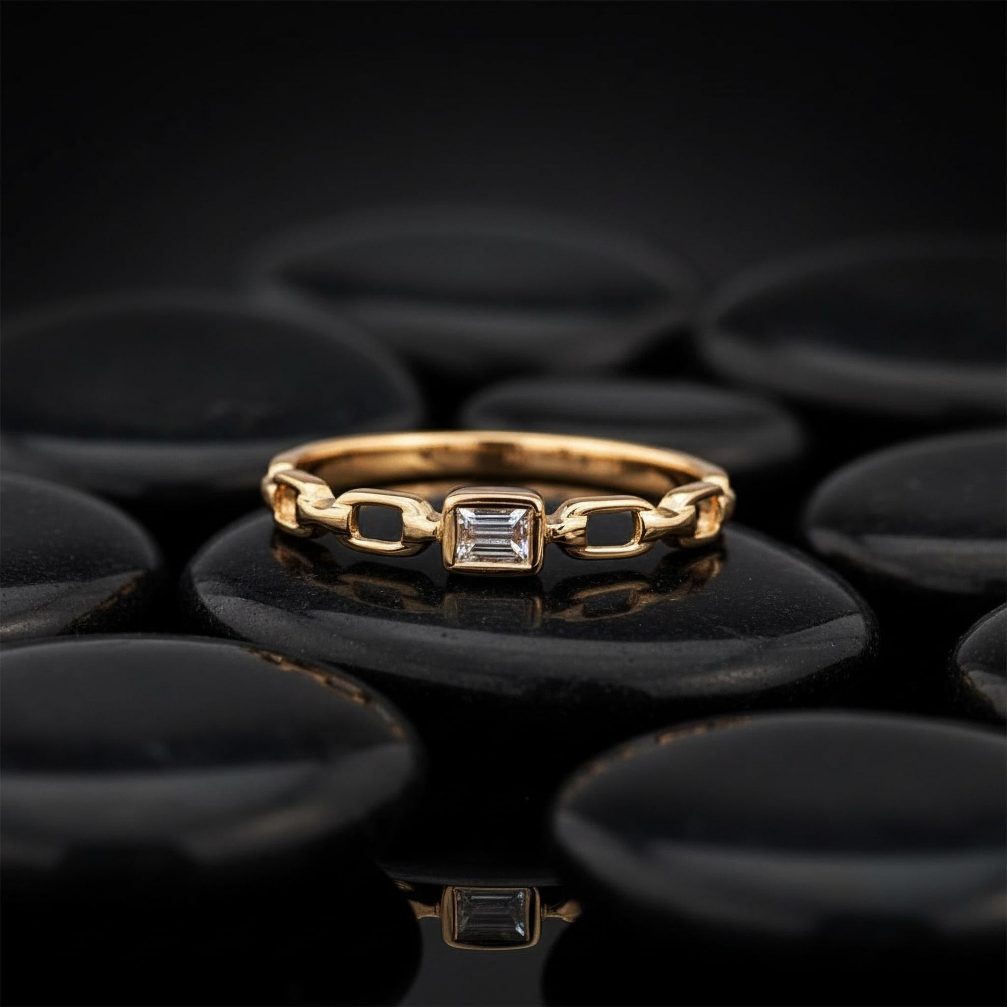 En venta: Anillo de eslabones de cadena de oro amarillo con diamante baguette de 14 quilates (o 18 quilates bajo pedido)  3