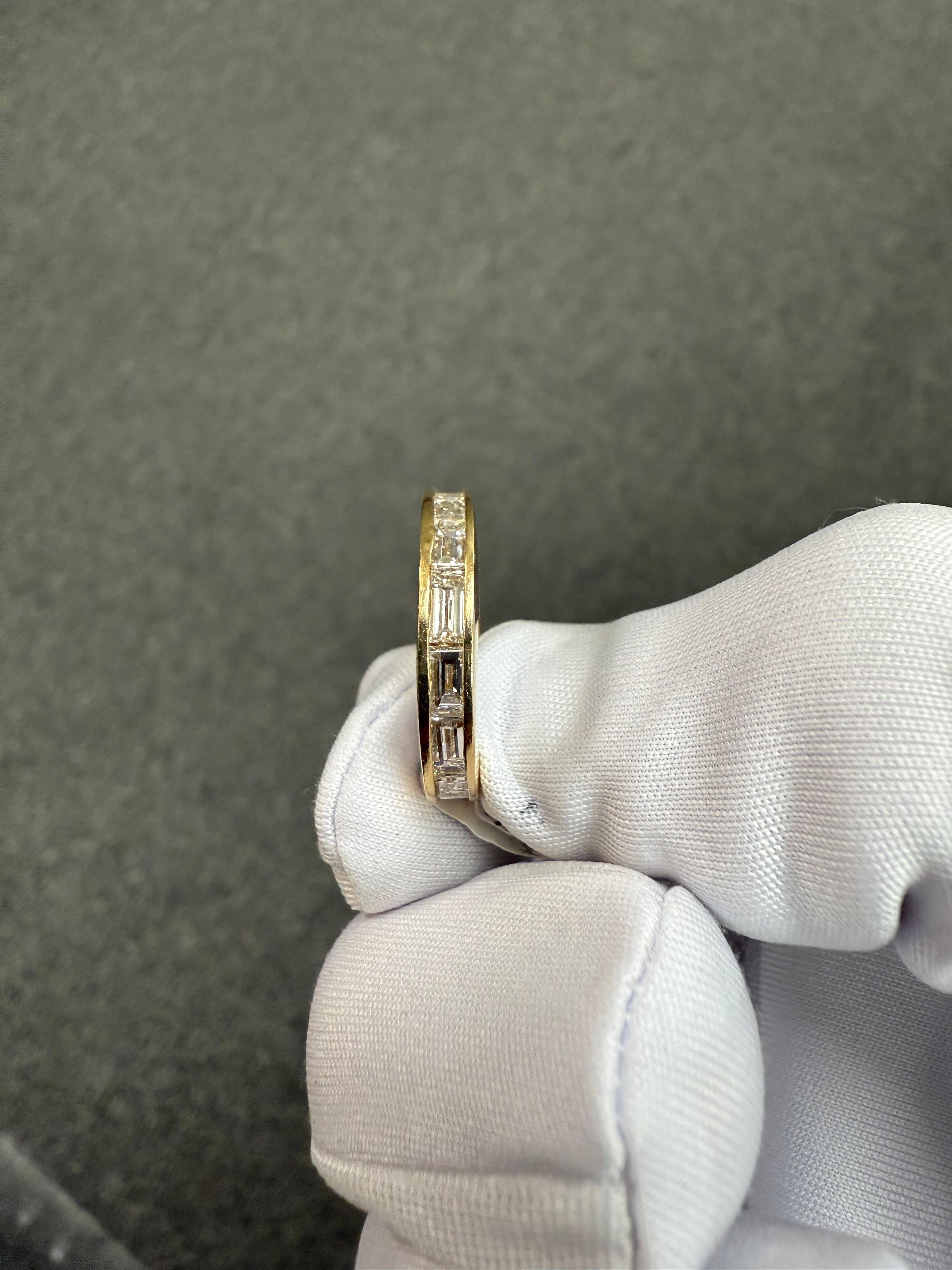 Anello a fascia per l'eternità in oro giallo 14k con diamante baguette misura 5 meno in vendita 4
