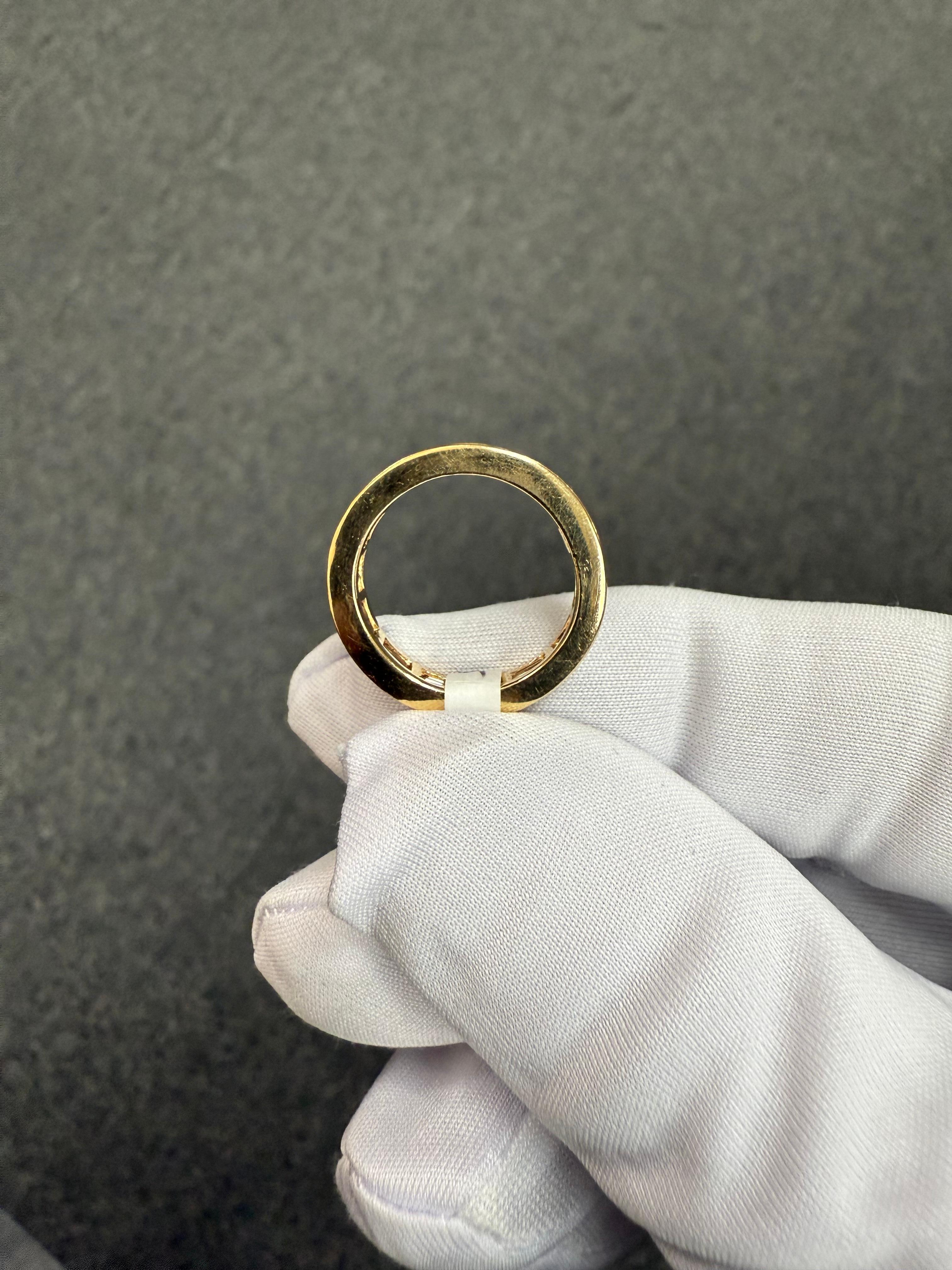 Anello a fascia per l'eternità in oro giallo 14k con diamante baguette misura 5 meno in vendita 5