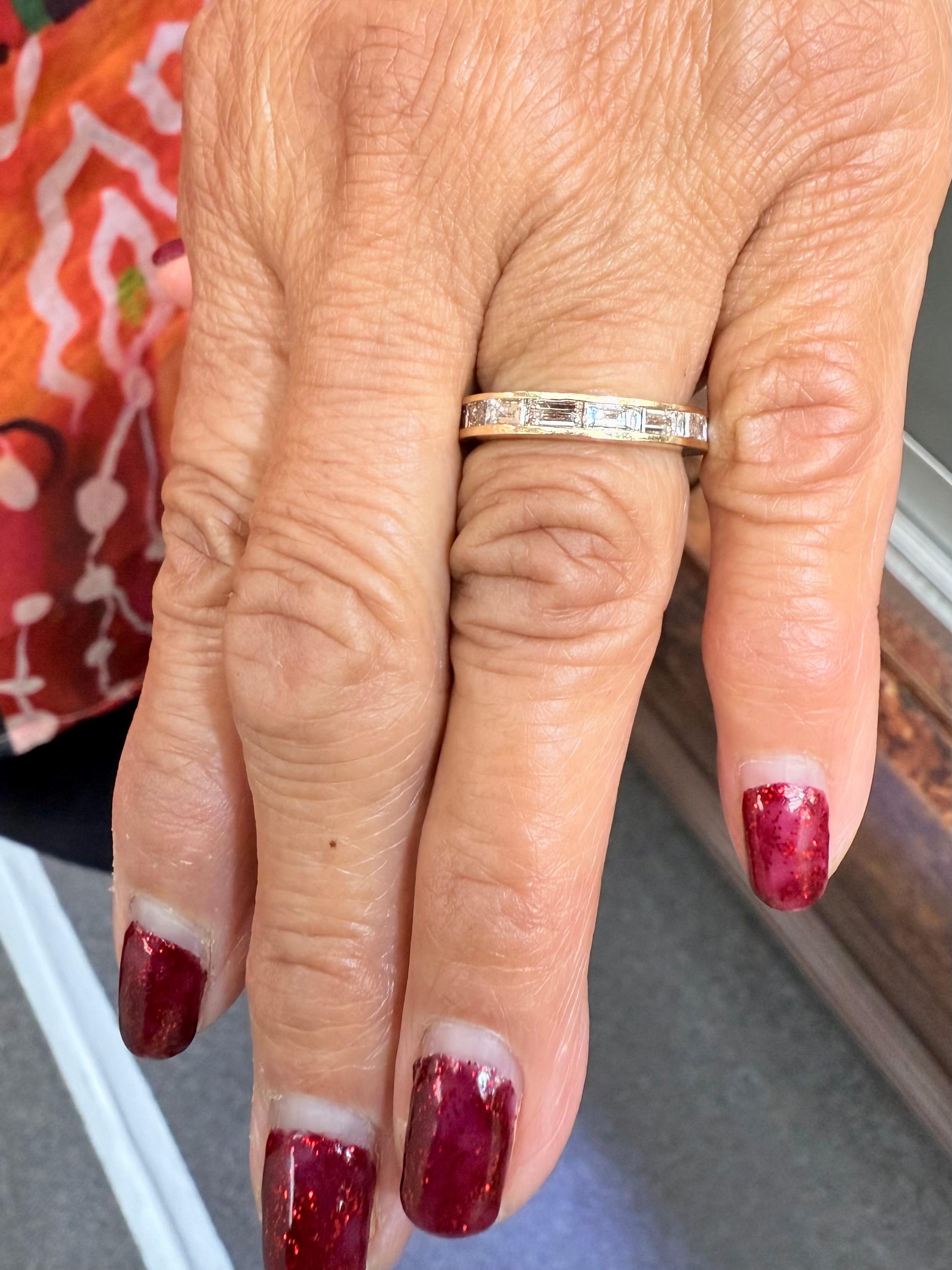 Anello a fascia di eternità in oro giallo 14k con diamante baguette misura 5 meno.

Il bracciale Eternity con diamante Baguette e oro giallo 14k è una taglia 5 meno.  14 diamanti baguette incastonati a canale per un totale di circa 2,10 carati. 