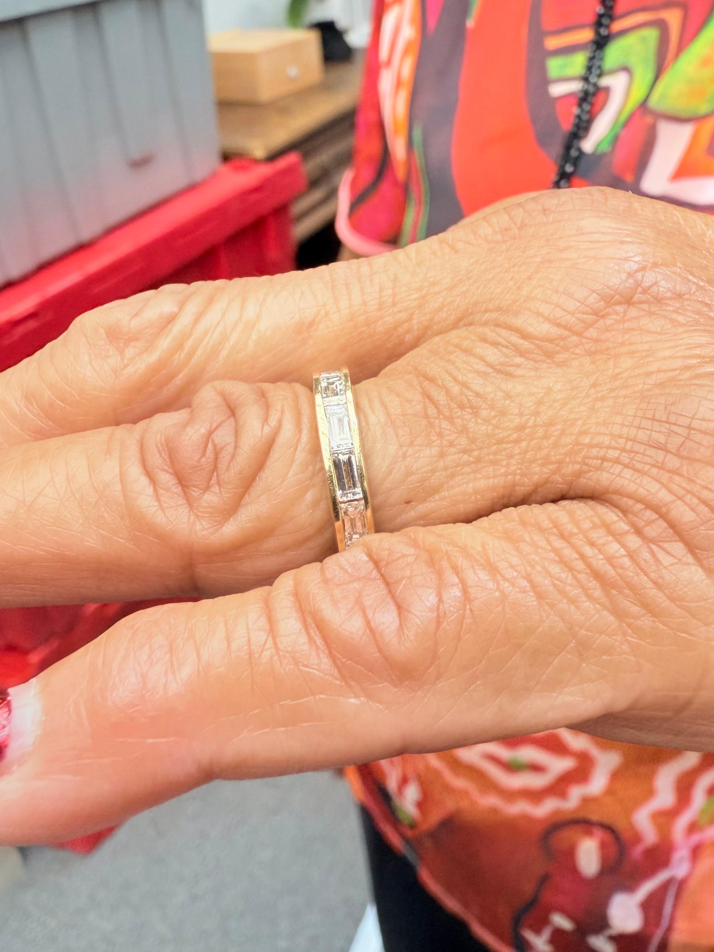 Contemporaneo Anello a fascia per l'eternità in oro giallo 14k con diamante baguette misura 5 meno in vendita