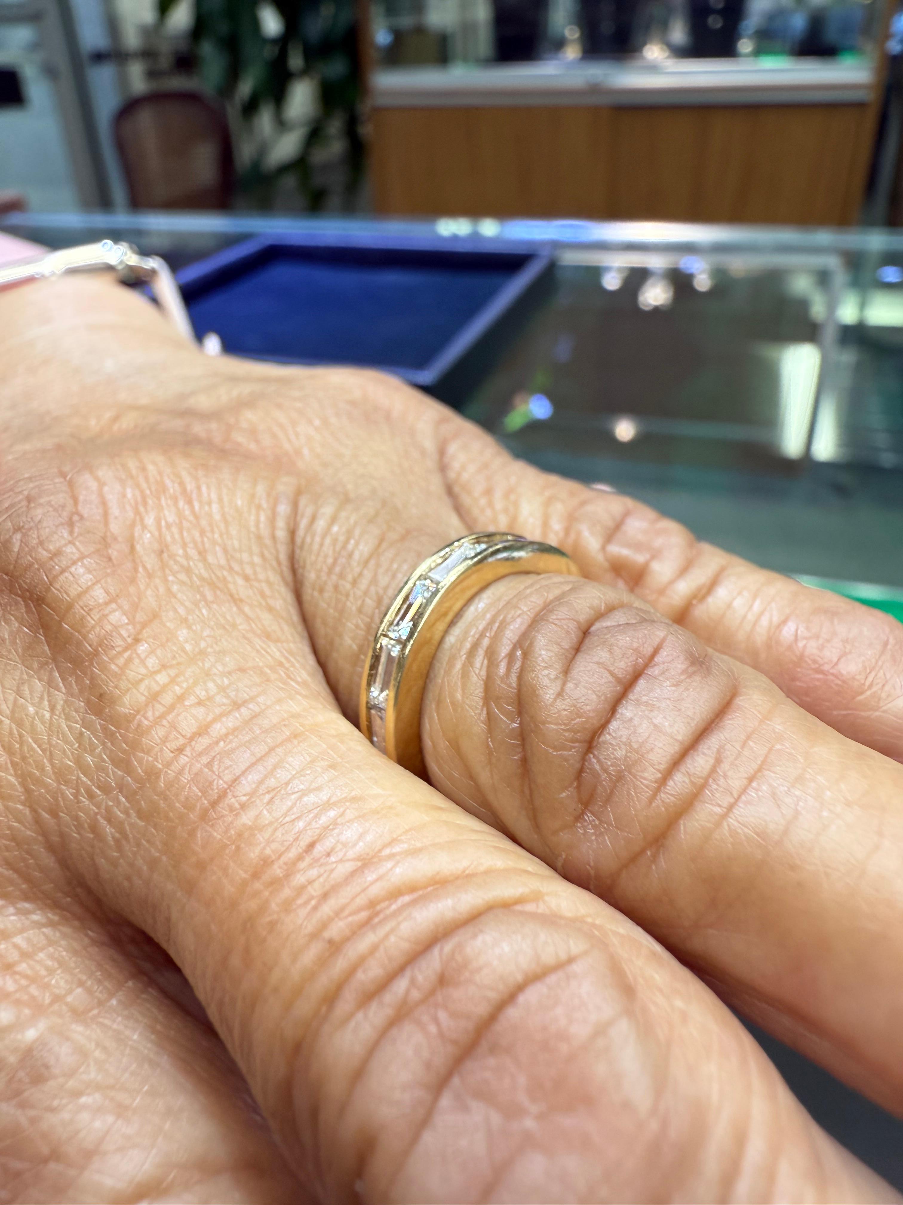 Taglio baguette Anello a fascia per l'eternità in oro giallo 14k con diamante baguette misura 5 meno in vendita