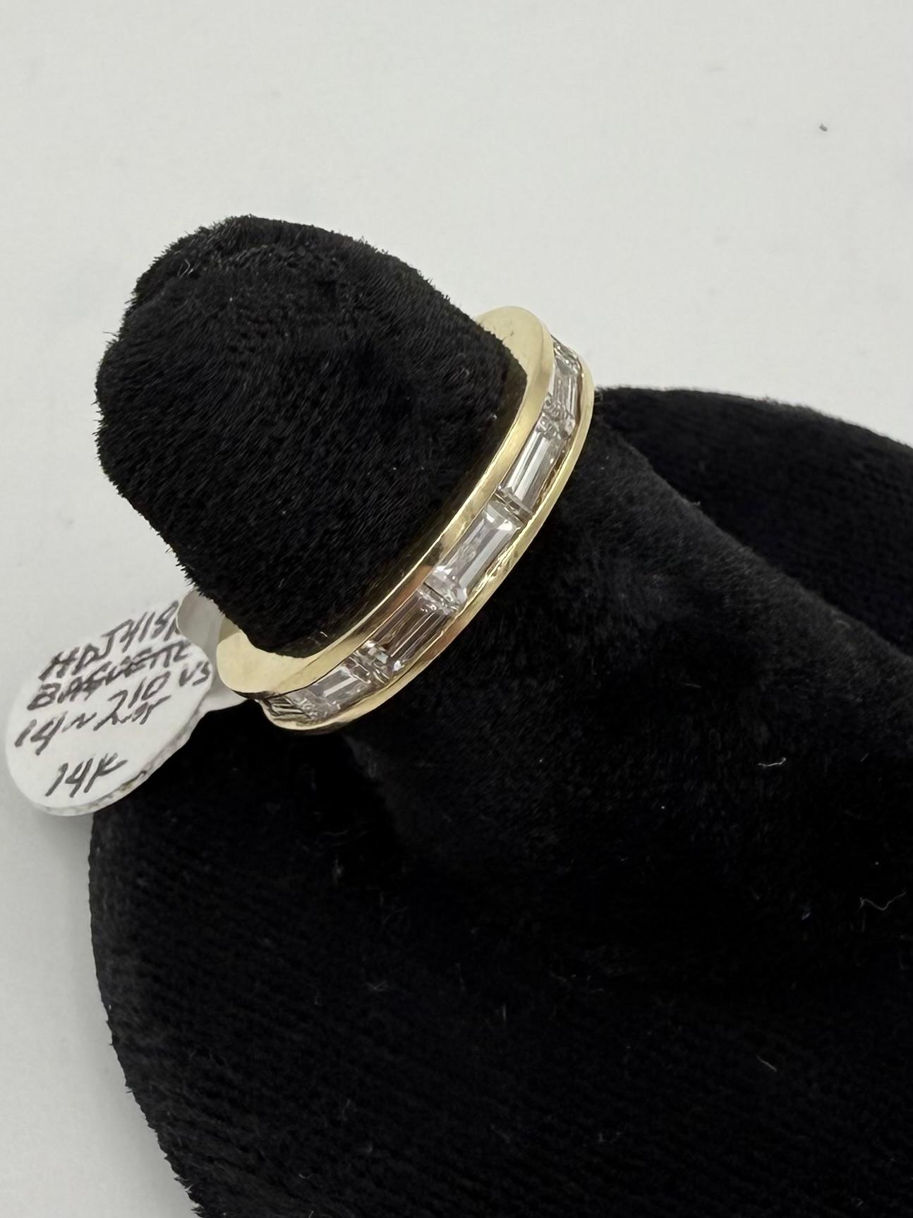 Anello a fascia per l'eternità in oro giallo 14k con diamante baguette misura 5 meno In condizioni buone in vendita a Los Angeles, CA