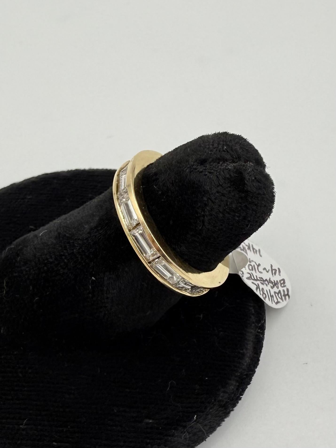da uomo o donna Anello a fascia per l'eternità in oro giallo 14k con diamante baguette misura 5 meno in vendita