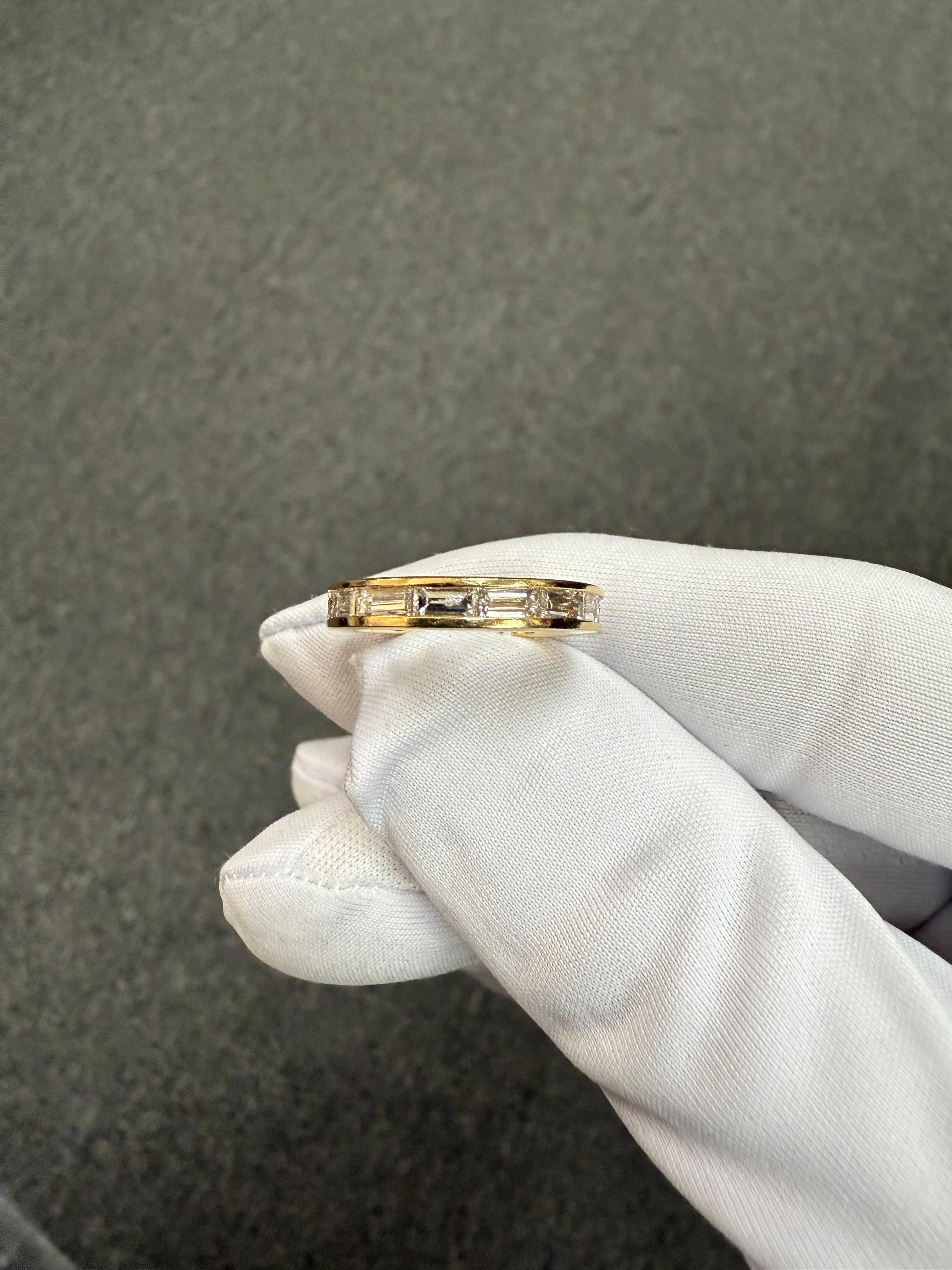 Anello a fascia per l'eternità in oro giallo 14k con diamante baguette misura 5 meno in vendita 2