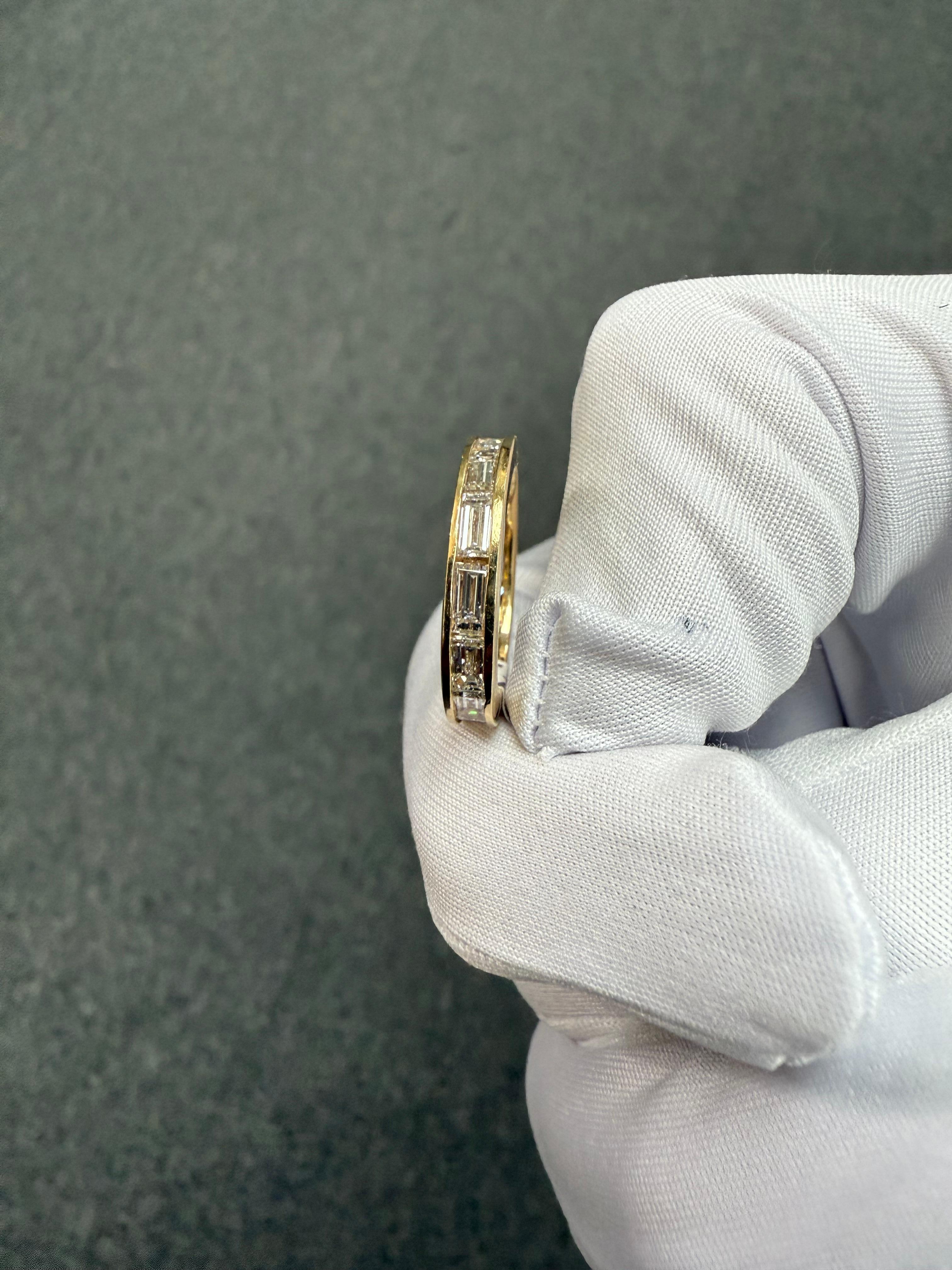 Anello a fascia per l'eternità in oro giallo 14k con diamante baguette misura 5 meno in vendita 3