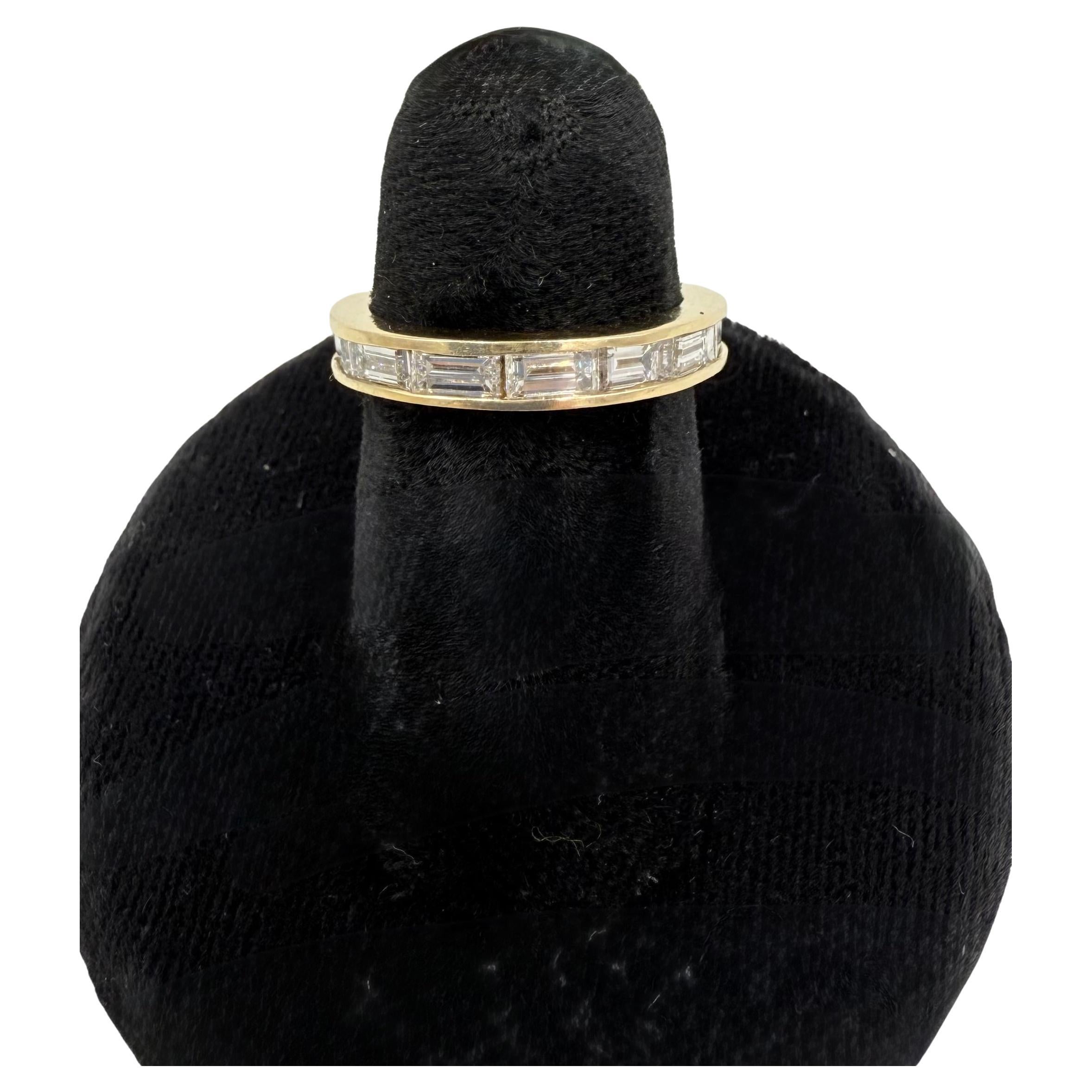 Anello a fascia per l'eternità in oro giallo 14k con diamante baguette misura 5 meno in vendita