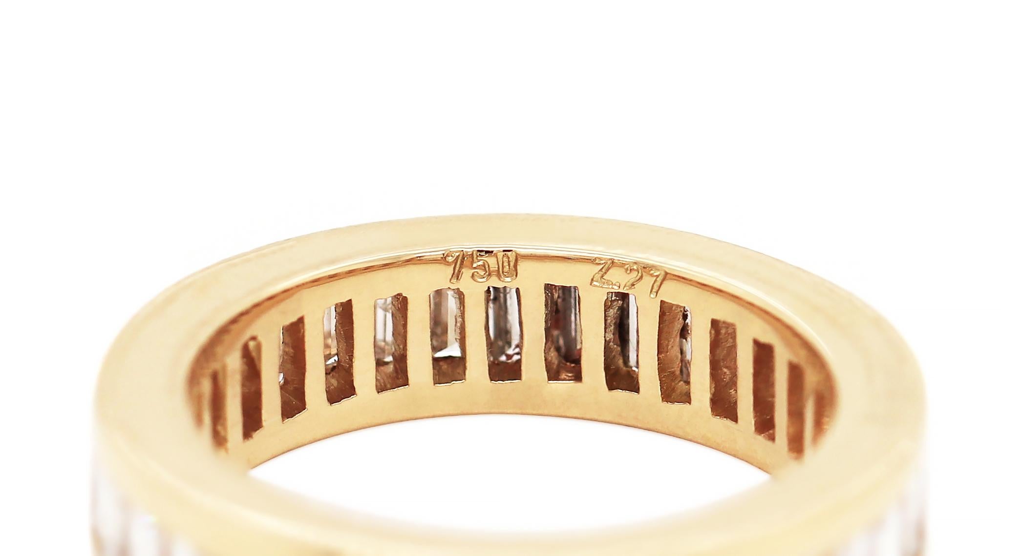 Moderne Bague d'éternité complète en or jaune 18 carats avec diamants baguettes en vente