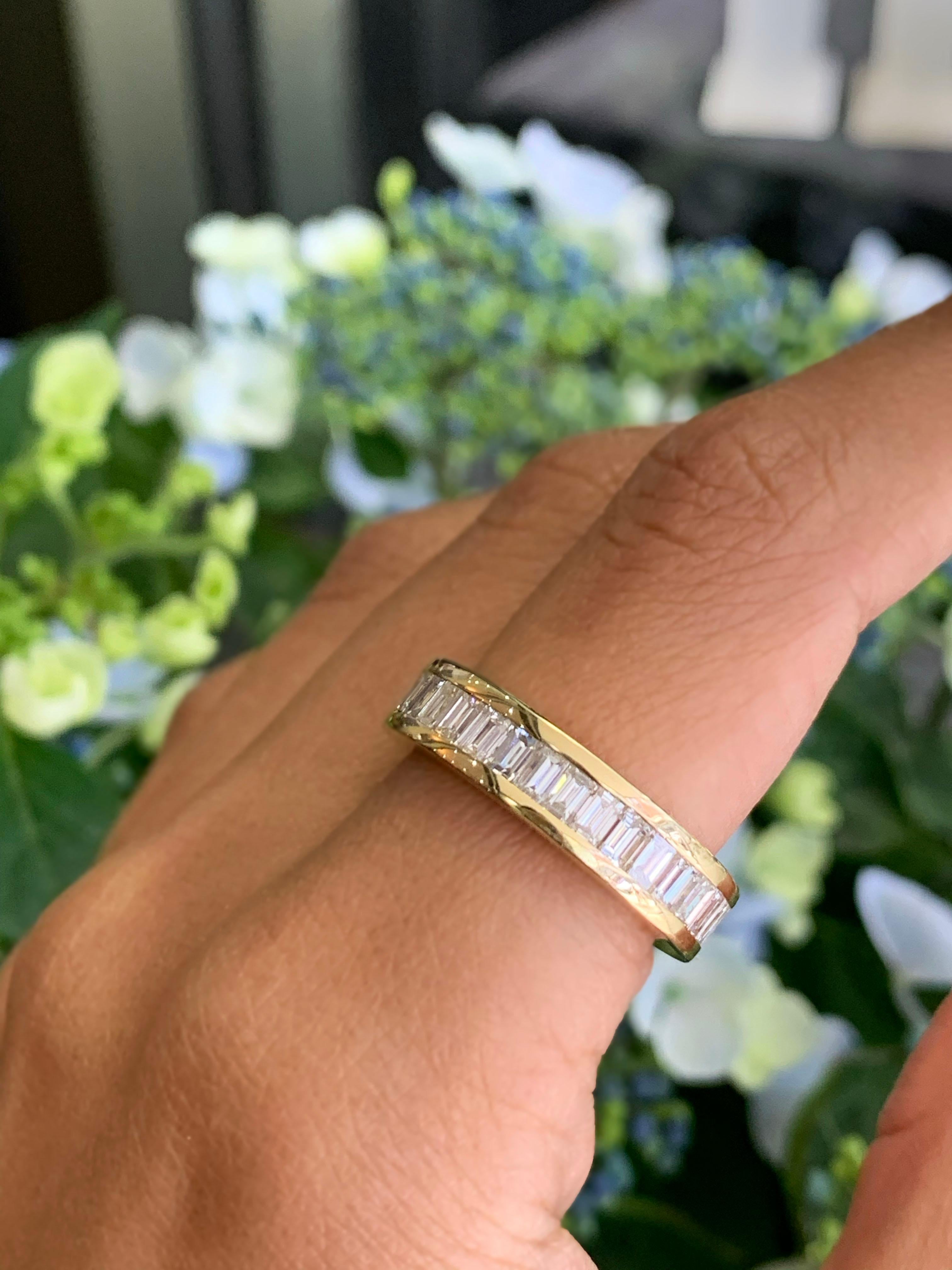 Taille baguette Bague d'éternité complète en or jaune 18 carats avec diamants baguettes en vente