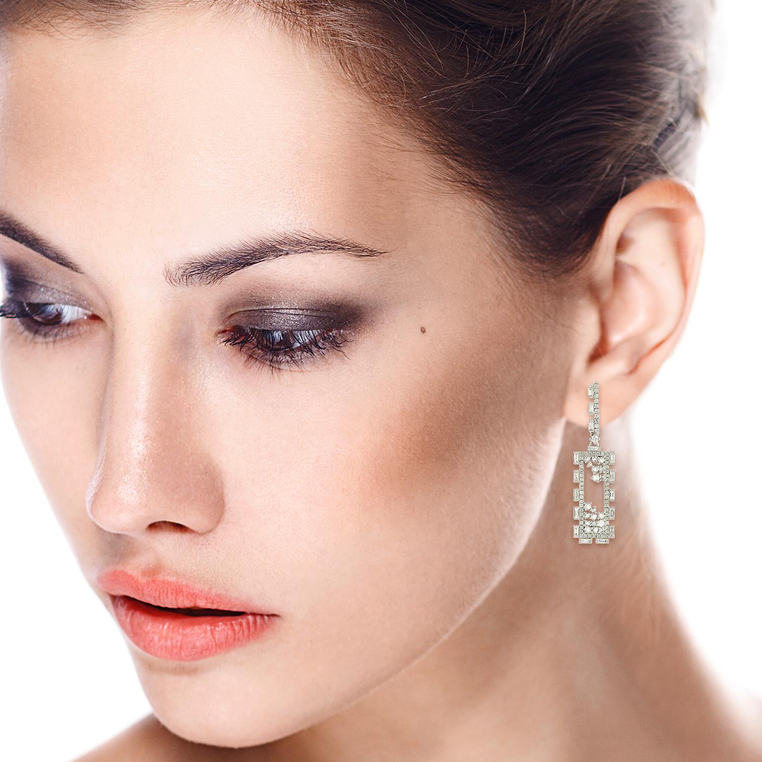 Realizzati a mano in oro 18 carati, questi splendidi orecchini a goccia sono incastonati con 2,34 carati di scintillanti diamanti taglio baguette. 

SEGUI  Visita la vetrina di Meghna Jewels per vedere l'ultima collezione e i pezzi esclusivi. 