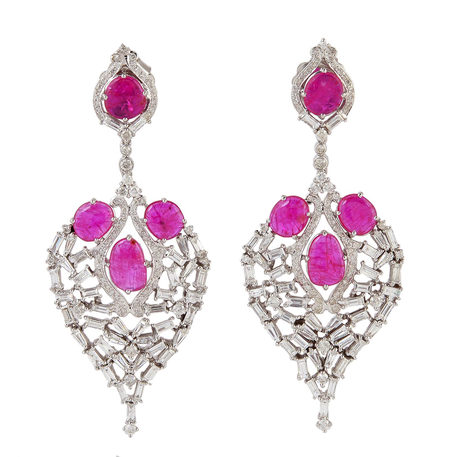 Taille baguette Boucles d'oreilles en forme de cœur en or 18 carats avec diamants baguettes et rubis en vente