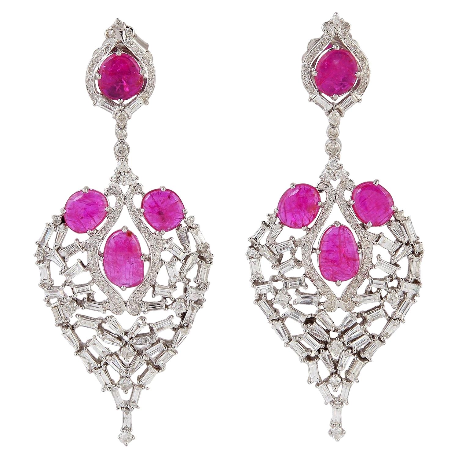 Boucles d'oreilles en forme de cœur en or 18 carats avec diamants baguettes et rubis