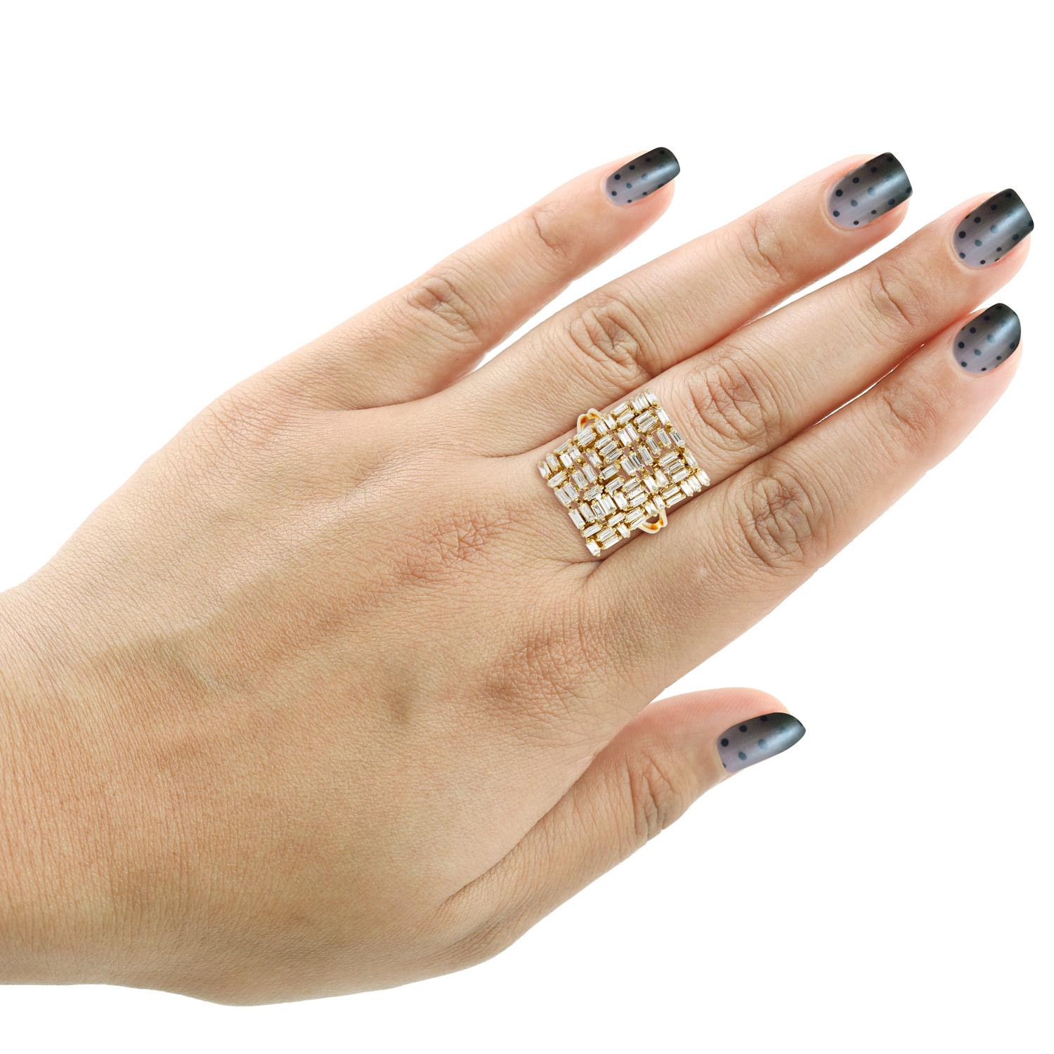 Questo anello è stato meticolosamente realizzato in oro giallo da 18 carati. Realizzato a mano con 1,92 carati di diamanti baguette. Disponibile anche in oro rosa e bianco.

L'anello è una misura 7 e può essere ridimensionato a una misura più grande