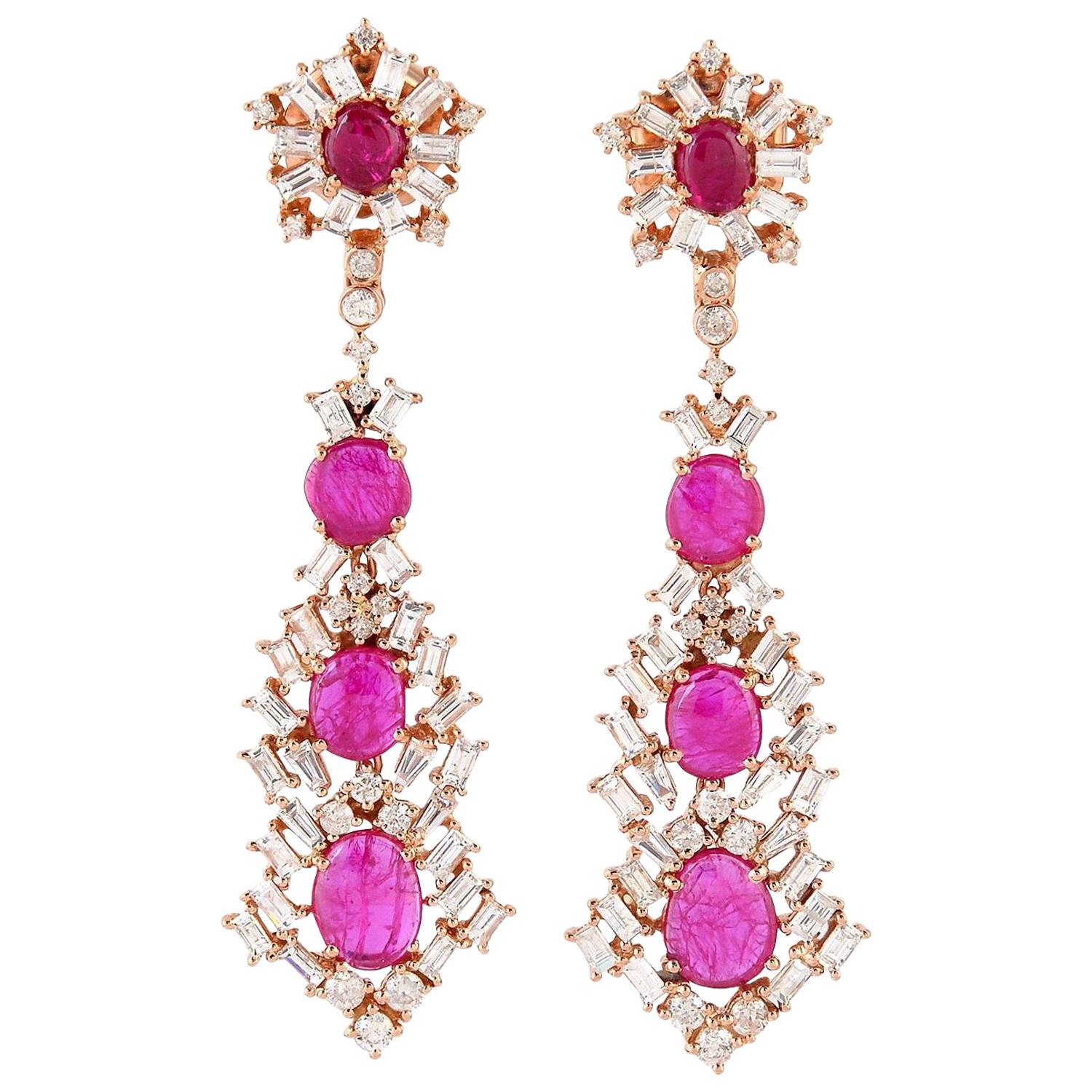 Boucles d'oreilles en or 18 carats avec rubis et diamants baguettes