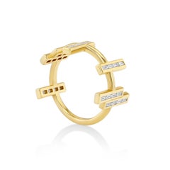 Anillo delicado de diamantes en talla baguette y oro amarillo de 18 quilates