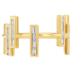 Anillo delicado de diamantes en talla baguette y oro amarillo de 18 quilates