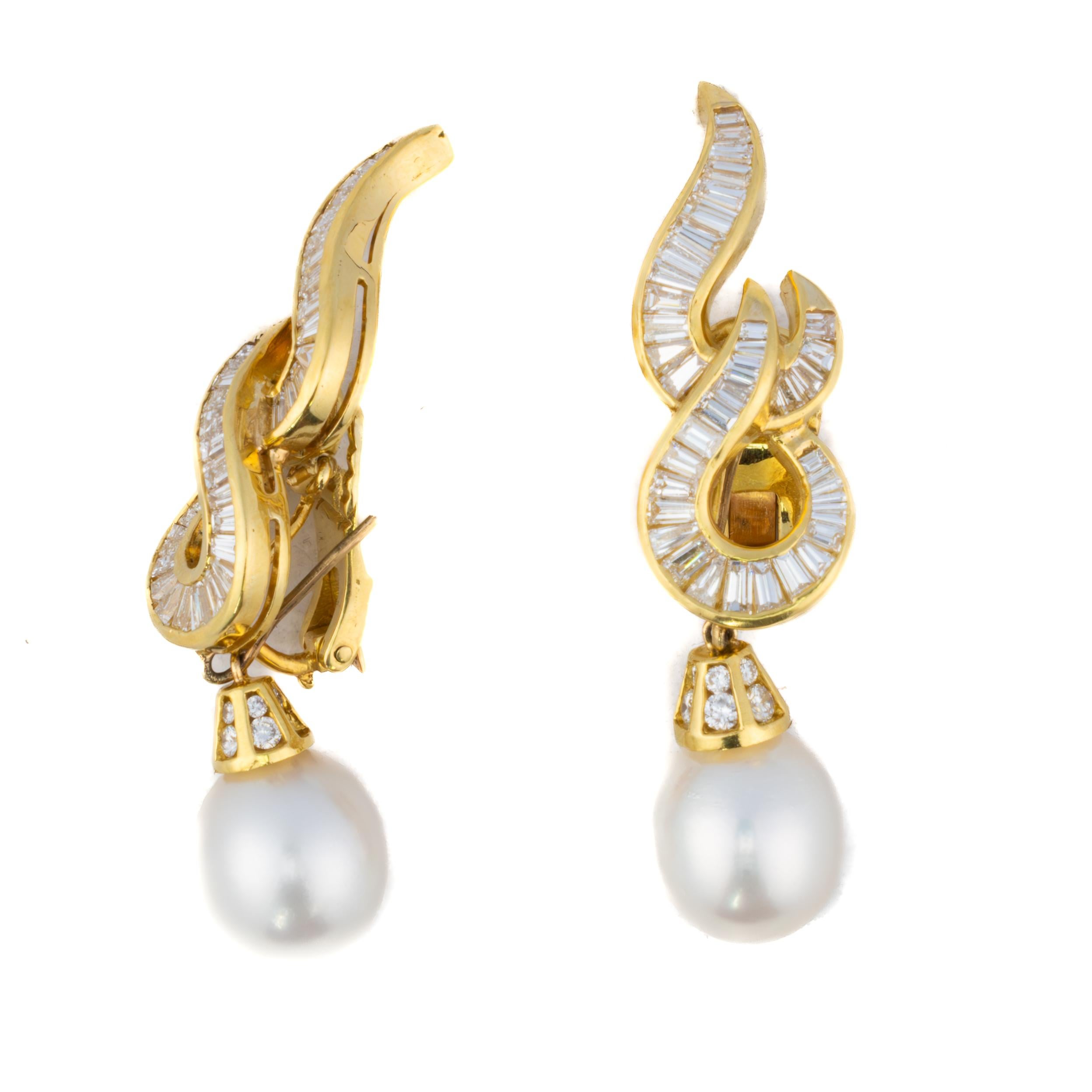 Boucles d'oreilles de jour en diamant baguette et perles amovibles

Description :
Une paire de boucles d'oreilles polyvalente et lumineuse pour le jour et la nuit, conçue avec des courbes fluides de diamants baguettes et des perles des mers du Sud