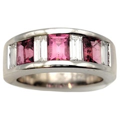 Bague à anneau semi-éternité alternant en or avec diamants baguettes et tourmaline rose