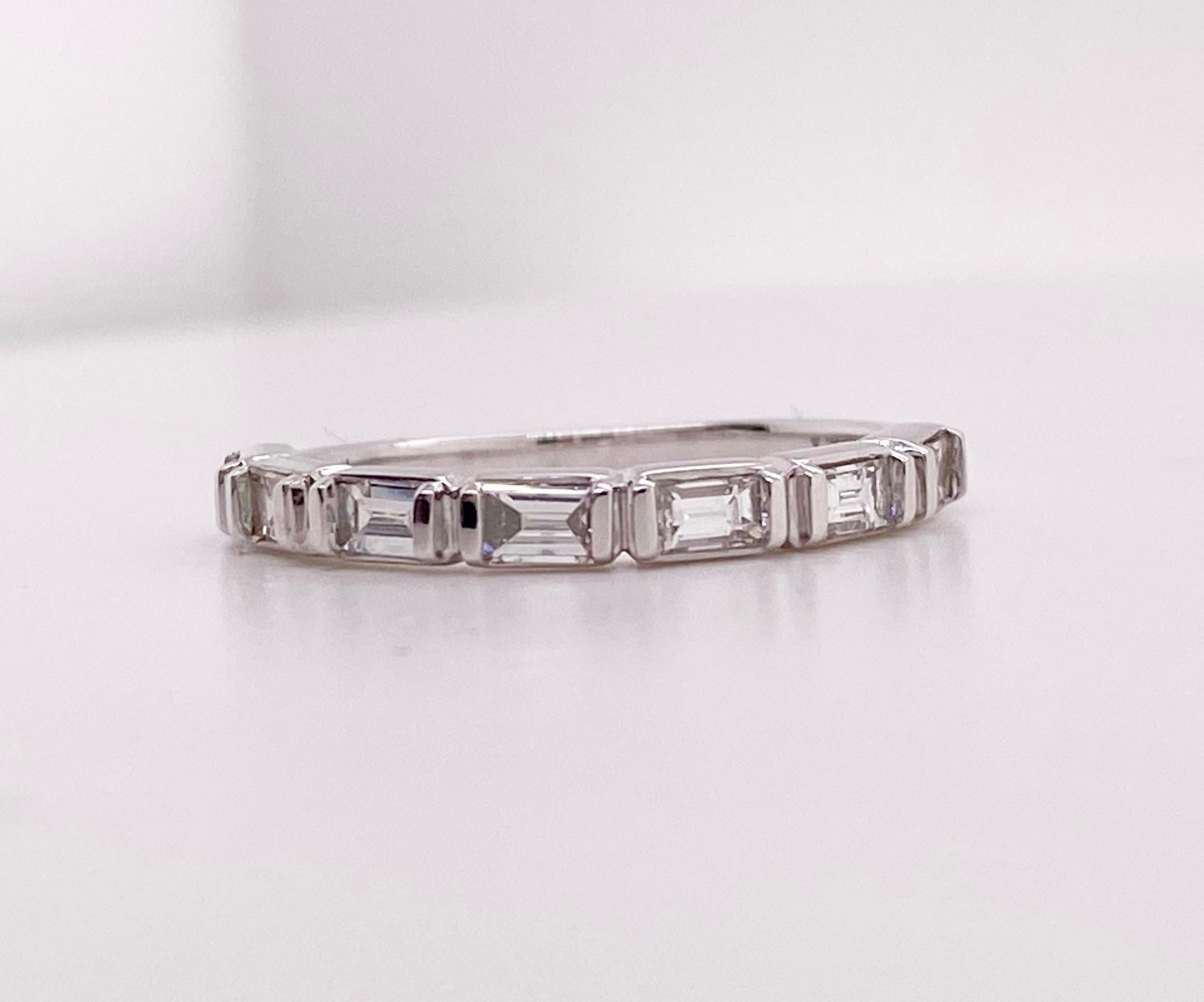 Die Details zu diesem schönen Ring sind unten aufgeführt:
Metallqualität: 14 Karat Weißgold
Diamant Nummer: 7
Diamant Gesamtgewicht: .5 ct 
Reinheit des Diamanten: VS2 (ausgezeichnet, augenrein)
Farbe des Diamanten: G (ausgezeichnet, nahezu