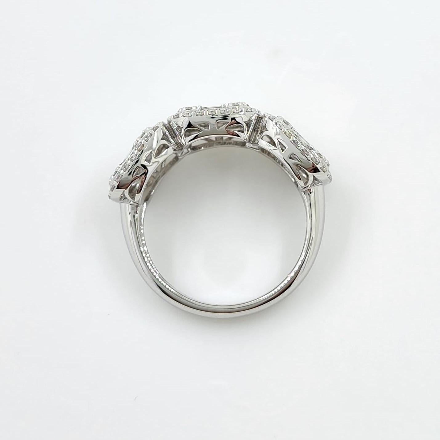 Taglio baguette Anello a fascia con diamante baguette in oro bianco 18 carati in vendita