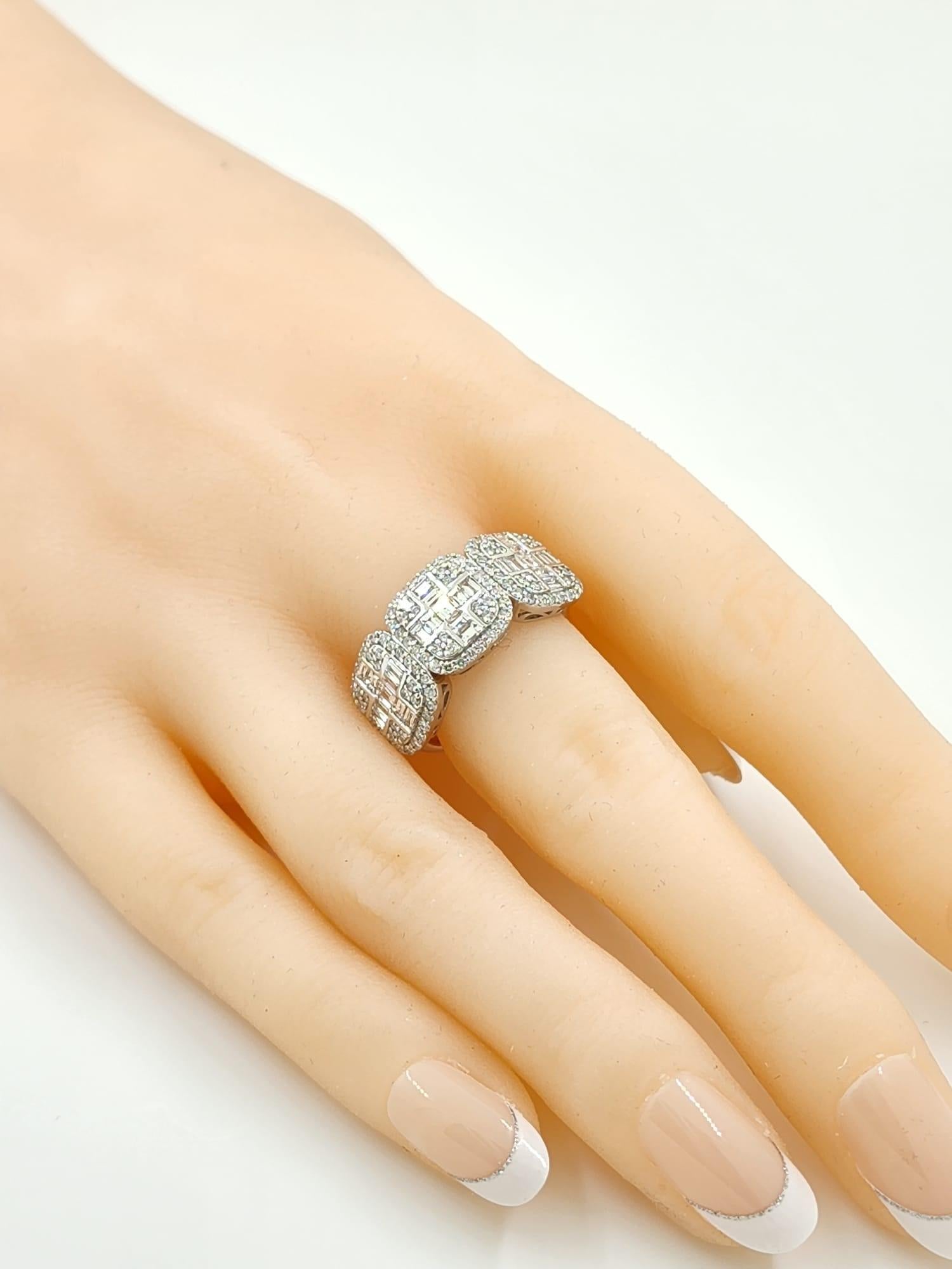 Anello a fascia con diamante baguette in oro bianco 18 carati In condizioni Nuovo in vendita a Hong Kong, HK