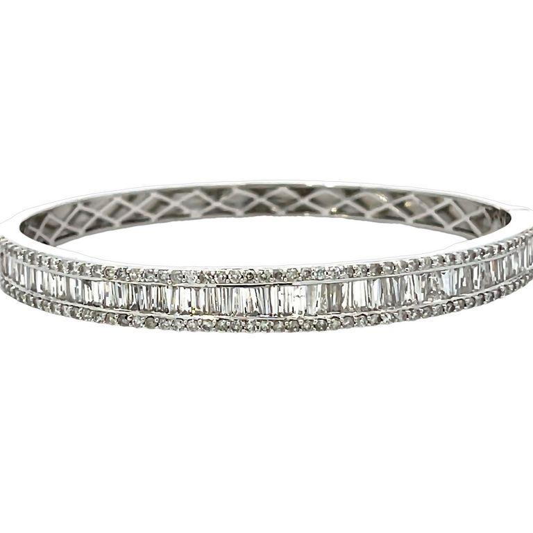 Baguette Diamond Bangle 4.23ct 14kw gold  In New Condition For Sale In New York, NY
