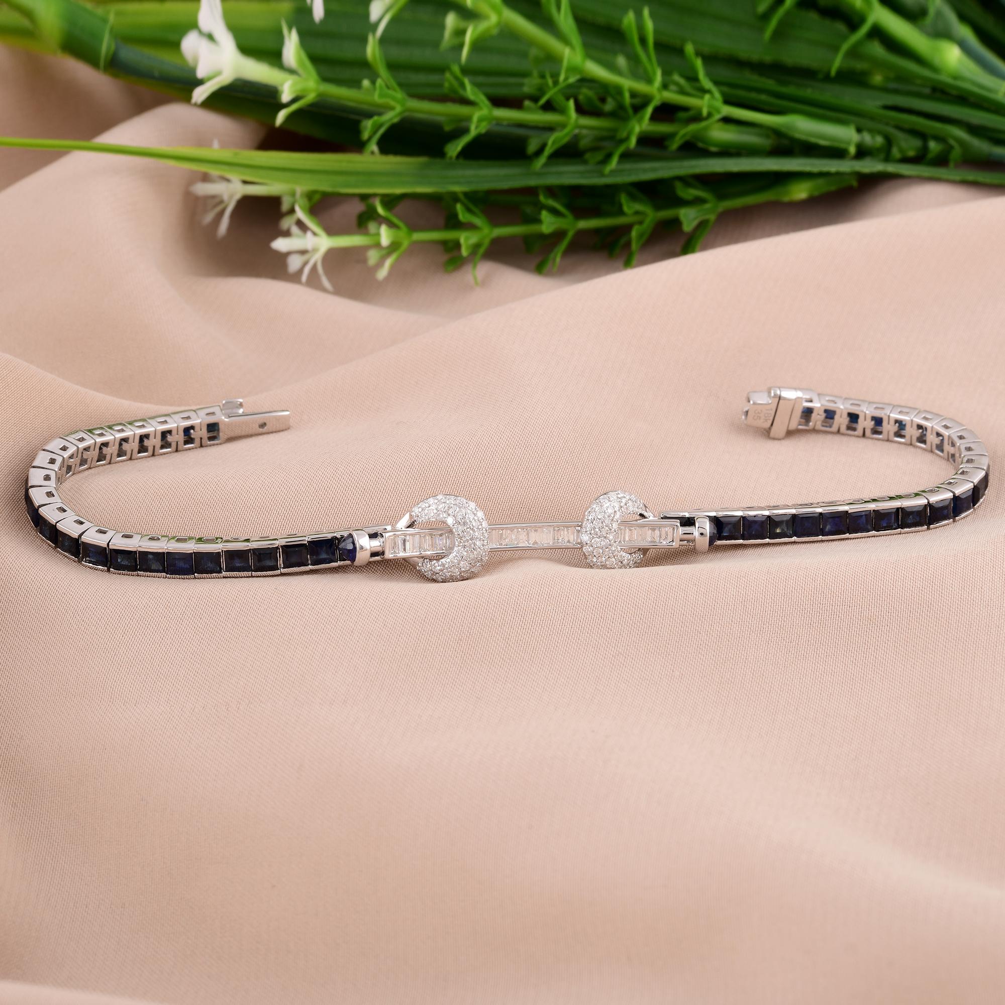 Moderne Bracelet artisanal en or blanc 14 carats avec diamants baguettes et saphirs bleus en vente