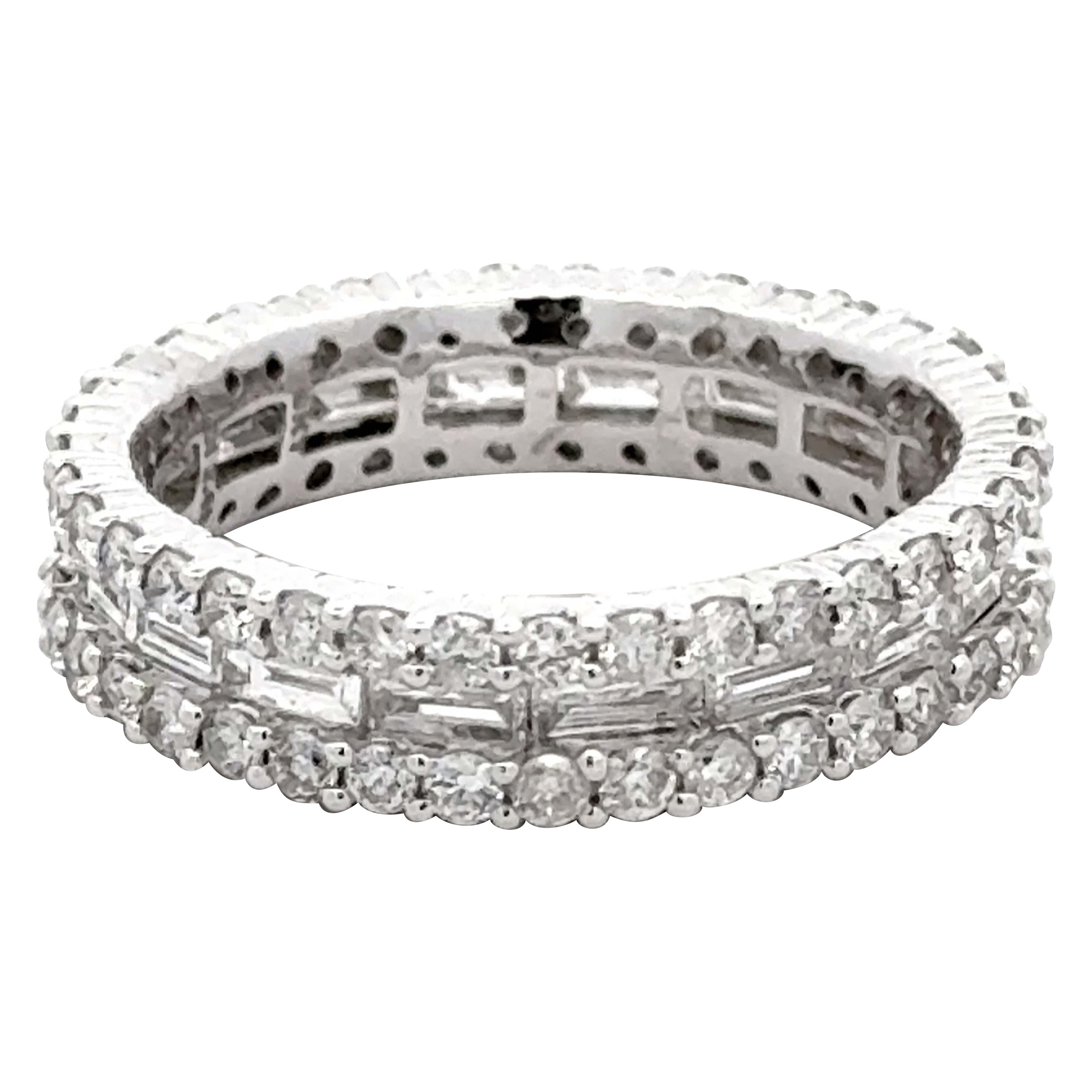 Centre en diamant baguette et bagues en diamant taillé en brillant Or blanc 18k