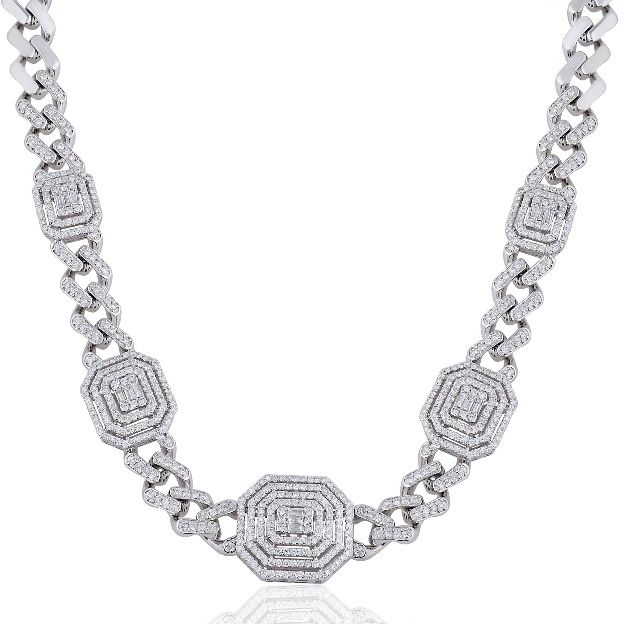 Il cuore di questa collana è costituito da una splendida serie di diamanti con taglio a baguette, per un totale di 4 carati. Ogni diamante viene accuratamente selezionato per la sua eccezionale qualità, mostrando una notevole chiarezza e