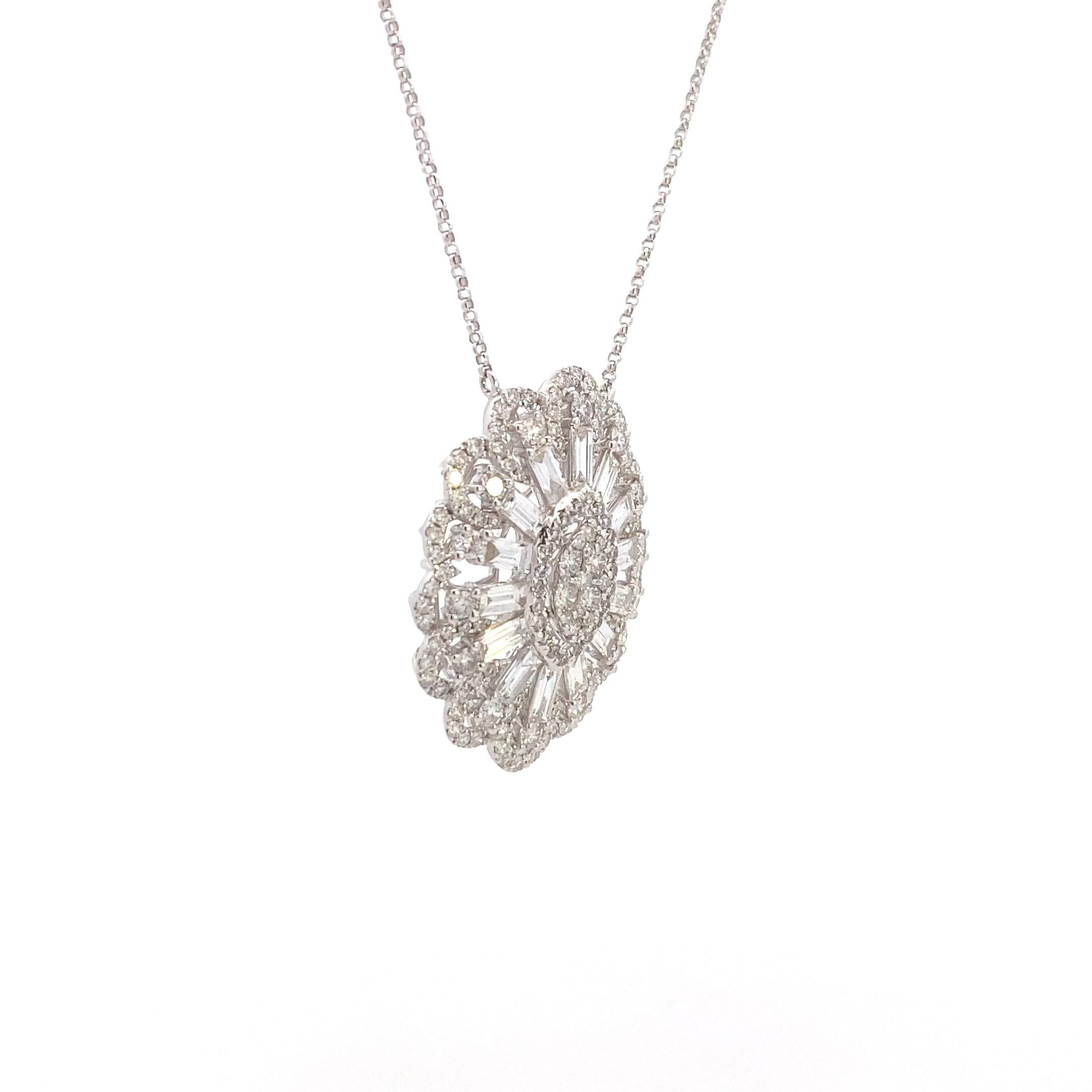 Questo affascinante pendente in oro bianco 18 carati presenta un design radioso con 1,66 carati di diamanti rotondi incastonati al centro, circondati da 1,47 carati di diamanti baguette incastonati in un abbagliante motivo floreale. L'intricata