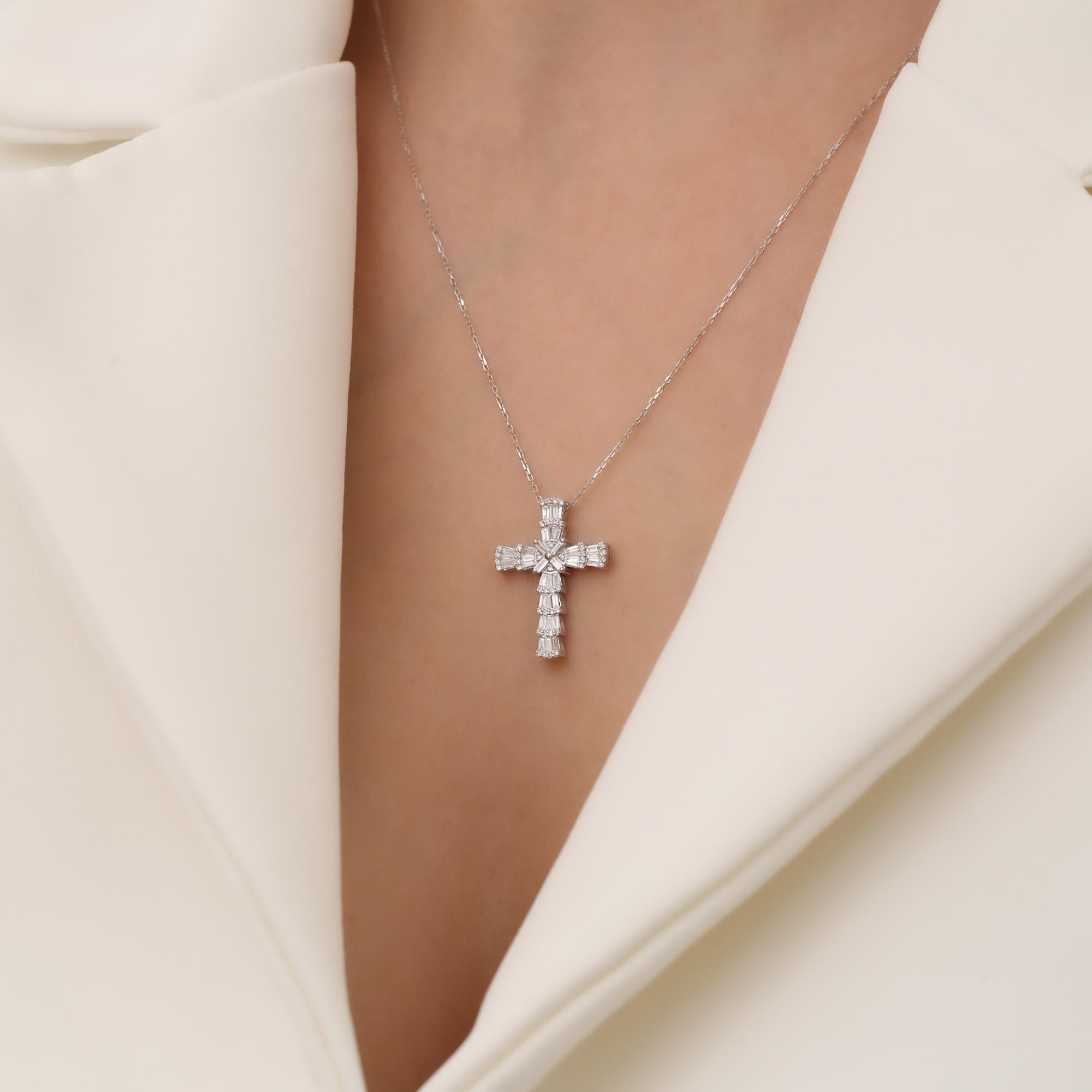 Taille baguette Collier cocktail croix en or massif avec diamants baguettes en vente