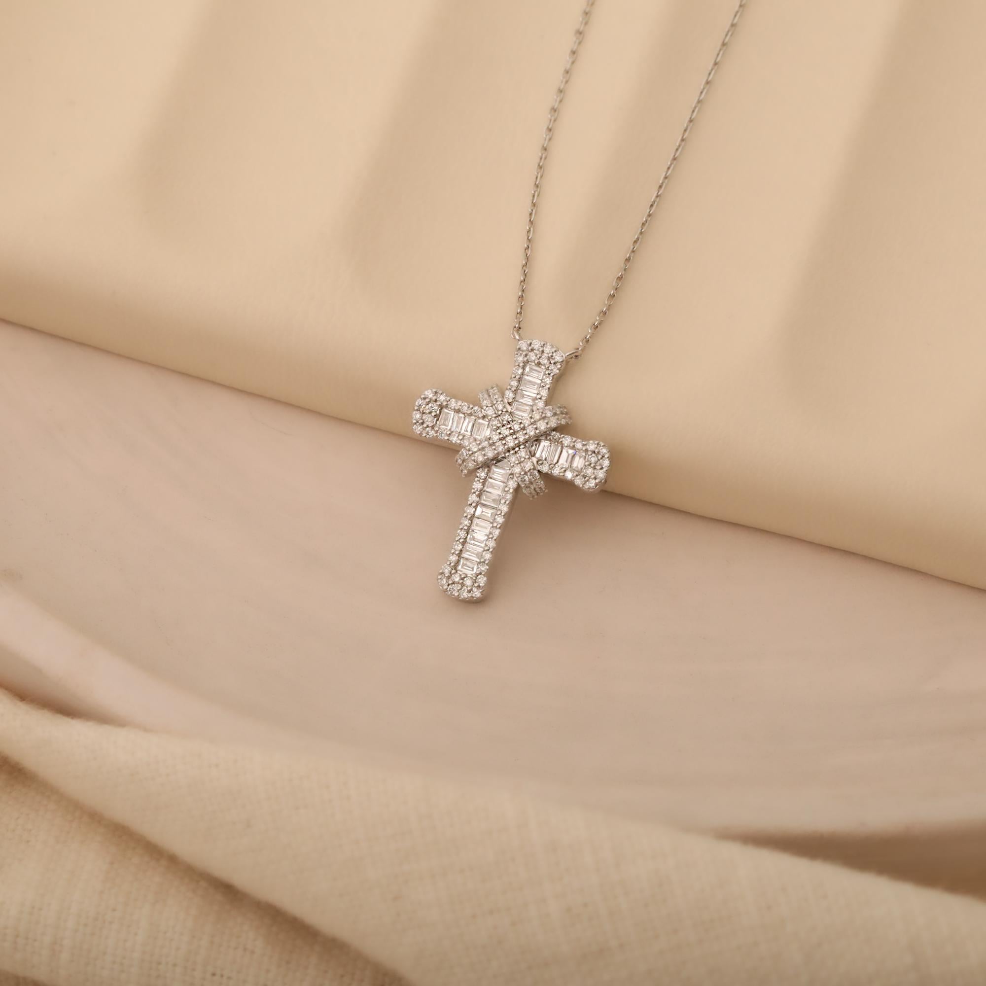 Collier cocktail croix en or massif avec diamants baguettes Neuf - En vente à Fatih, 34