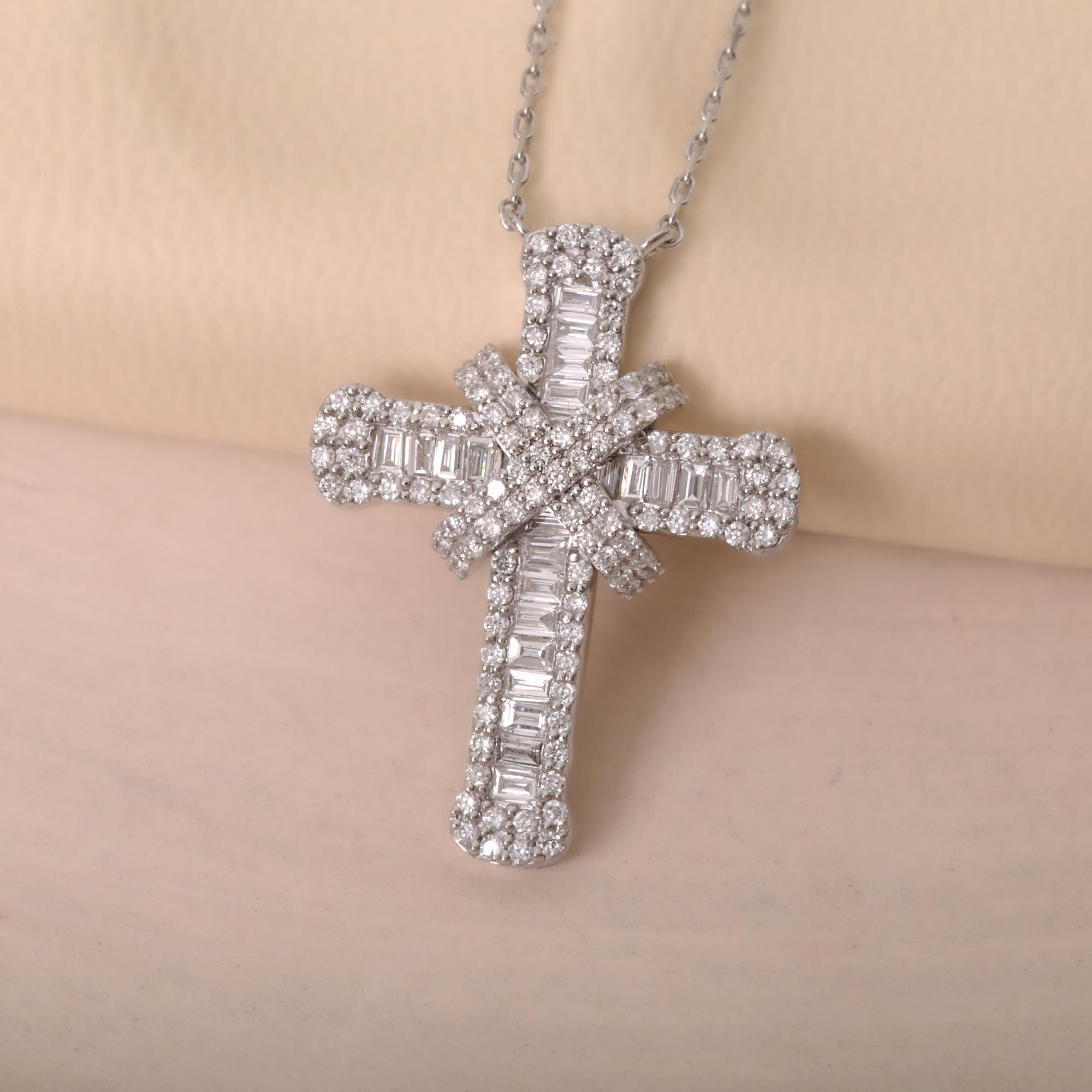 Collier cocktail croix en or massif avec diamants baguettes Pour femmes en vente