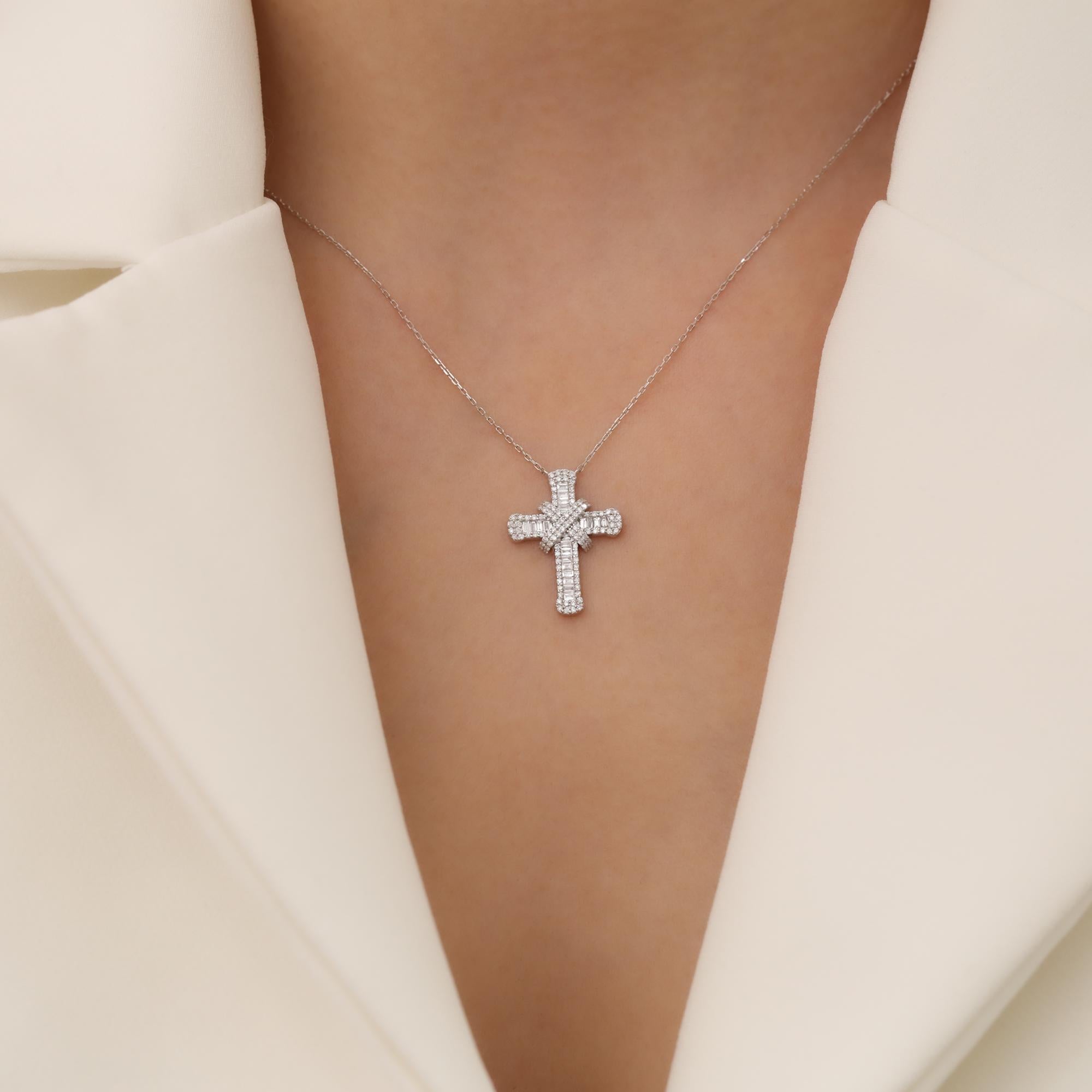Collier cocktail croix en or massif avec diamants baguettes Pour femmes en vente